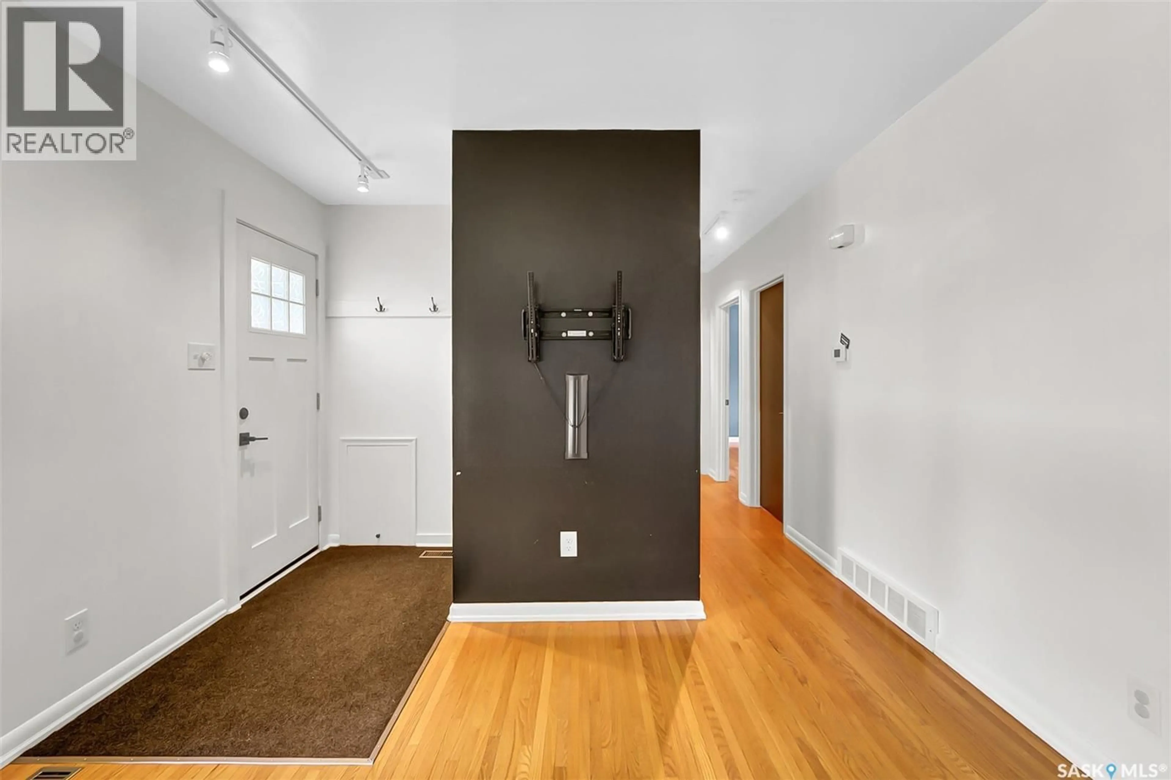 Indoor entryway for 826 W AVENUE N, Saskatoon Saskatchewan S7L3H4
