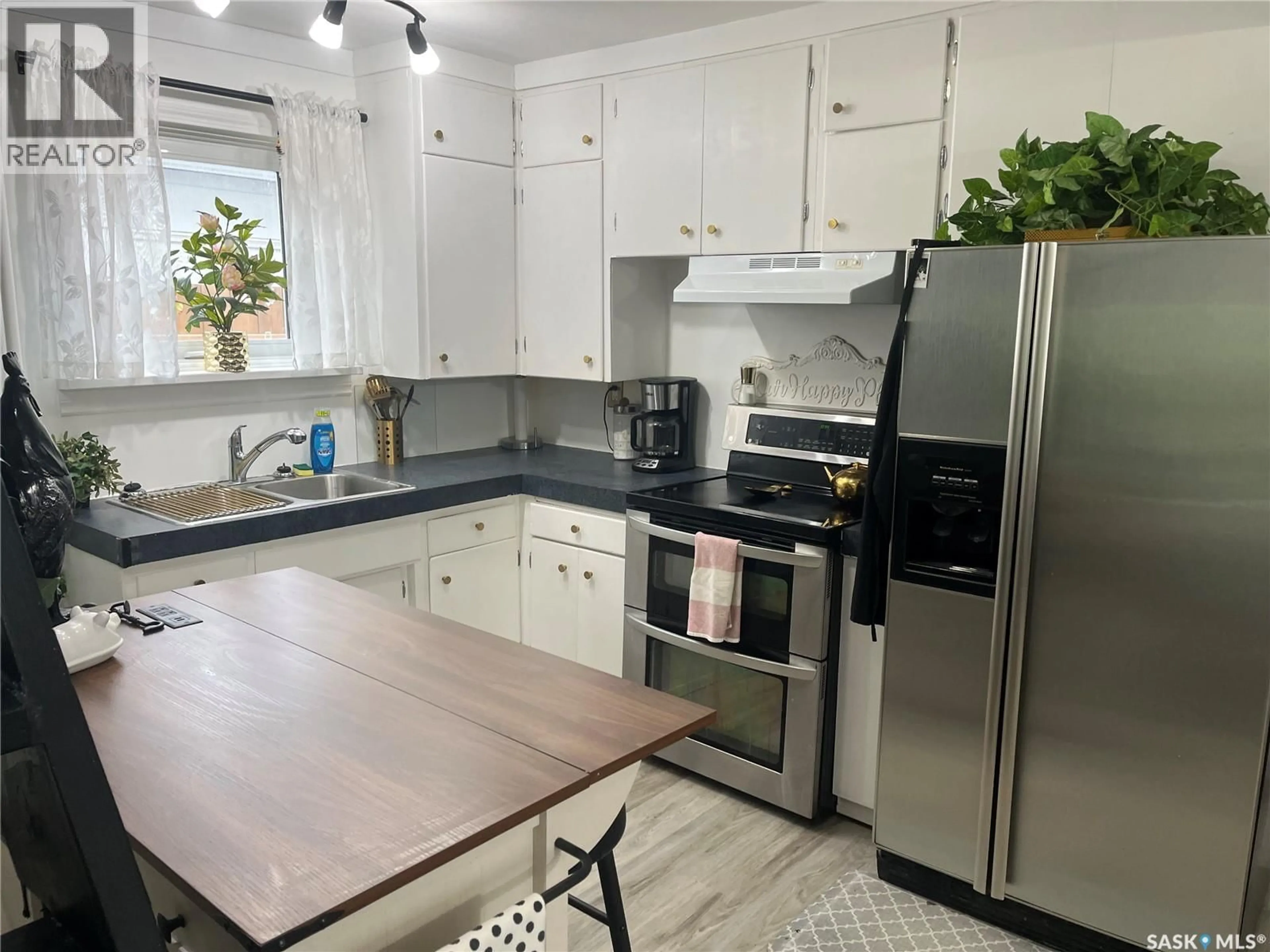 Open concept kitchen, unknown for 164 4TH STREET, Mankota Saskatchewan S0H2W0