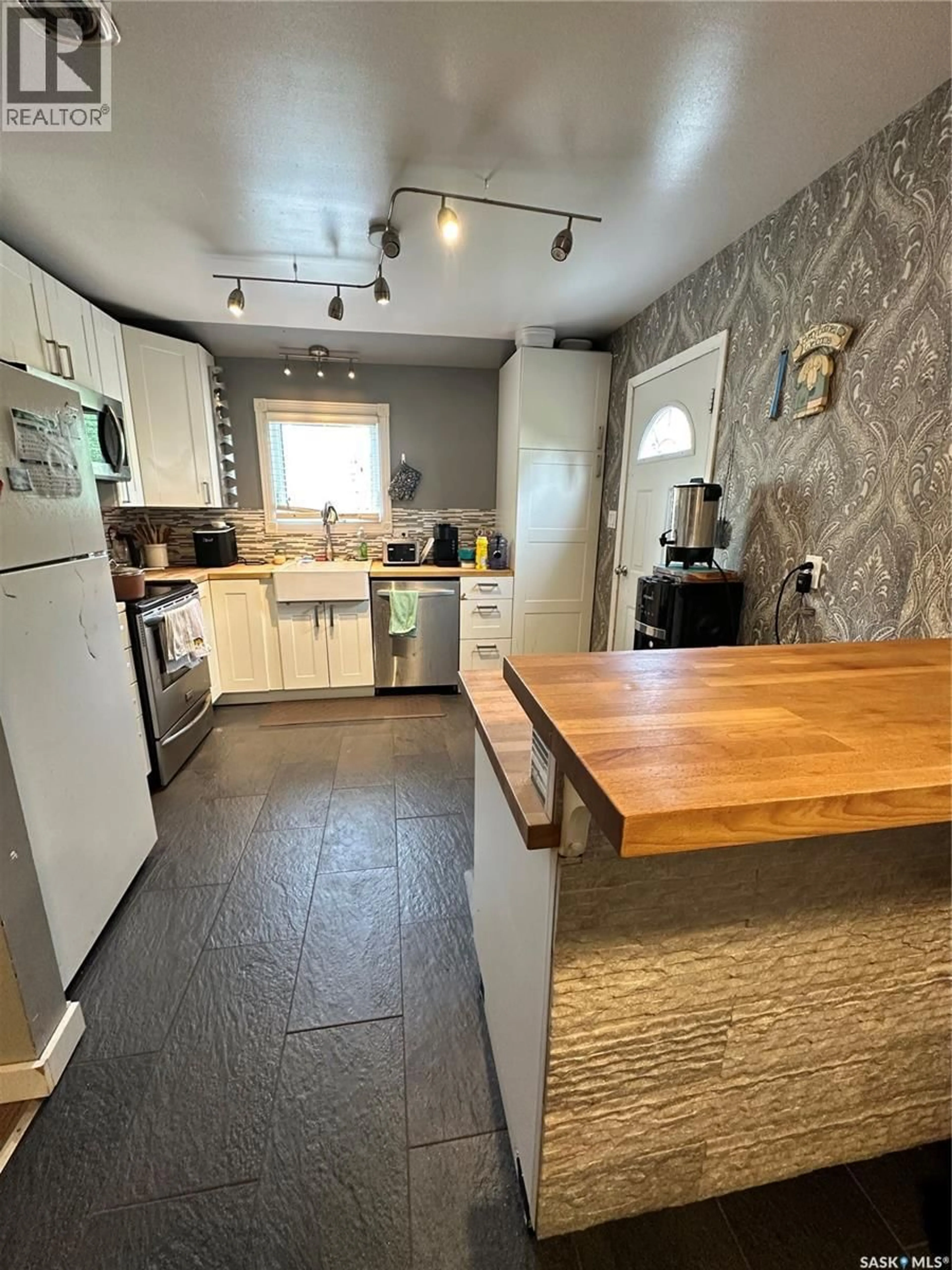 Open concept kitchen, unknown for 118 5TH AVENUE, Melville Saskatchewan S0A2P0