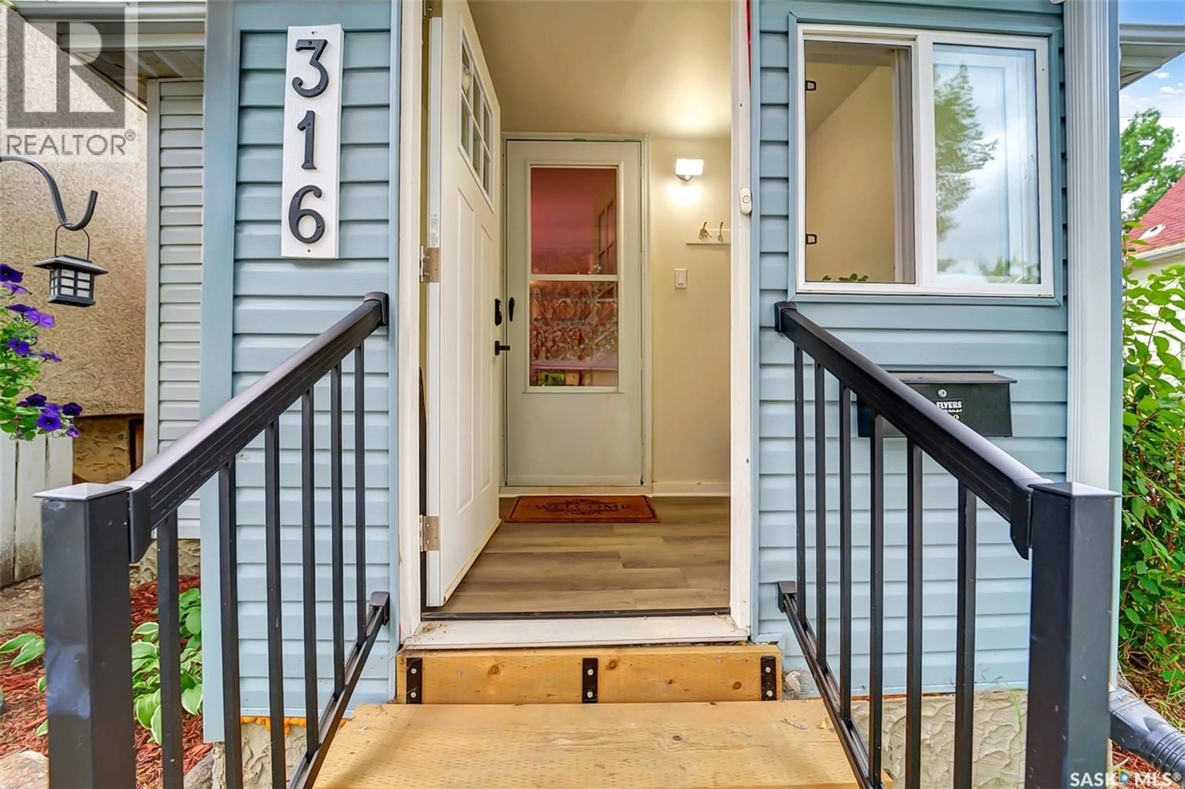 Indoor entryway for 316 J AVENUE, Saskatoon Saskatchewan S7L2K2