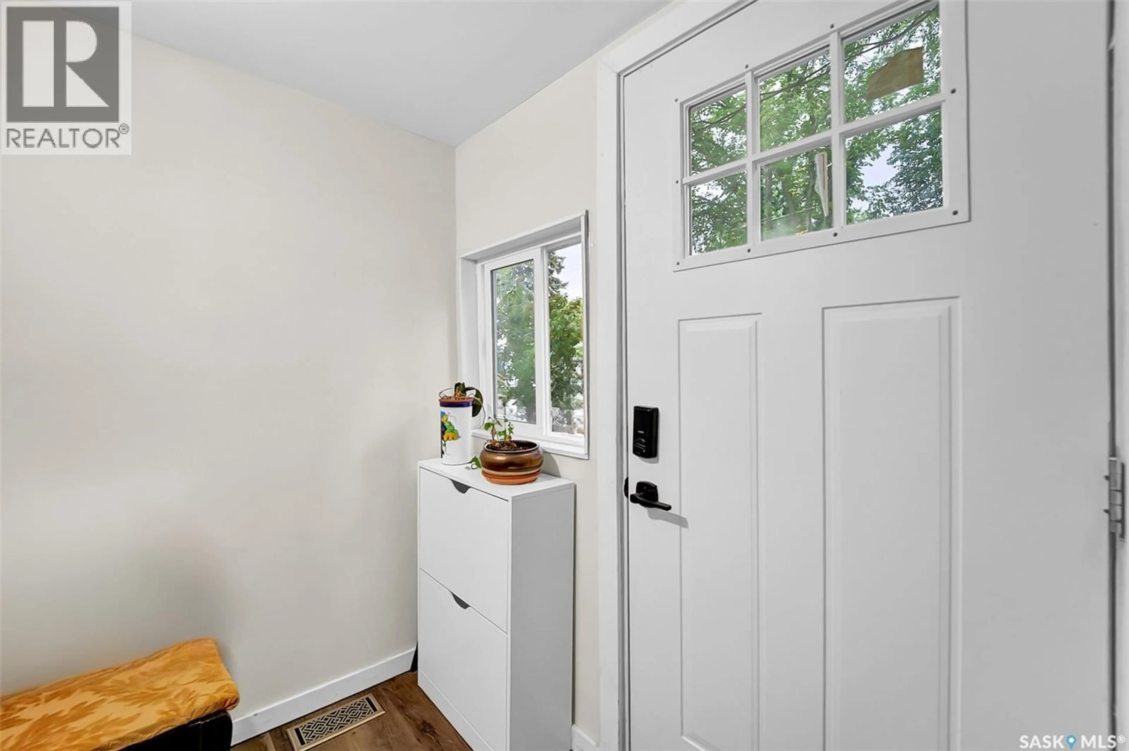 Indoor entryway for 316 J AVENUE, Saskatoon Saskatchewan S7L2K2