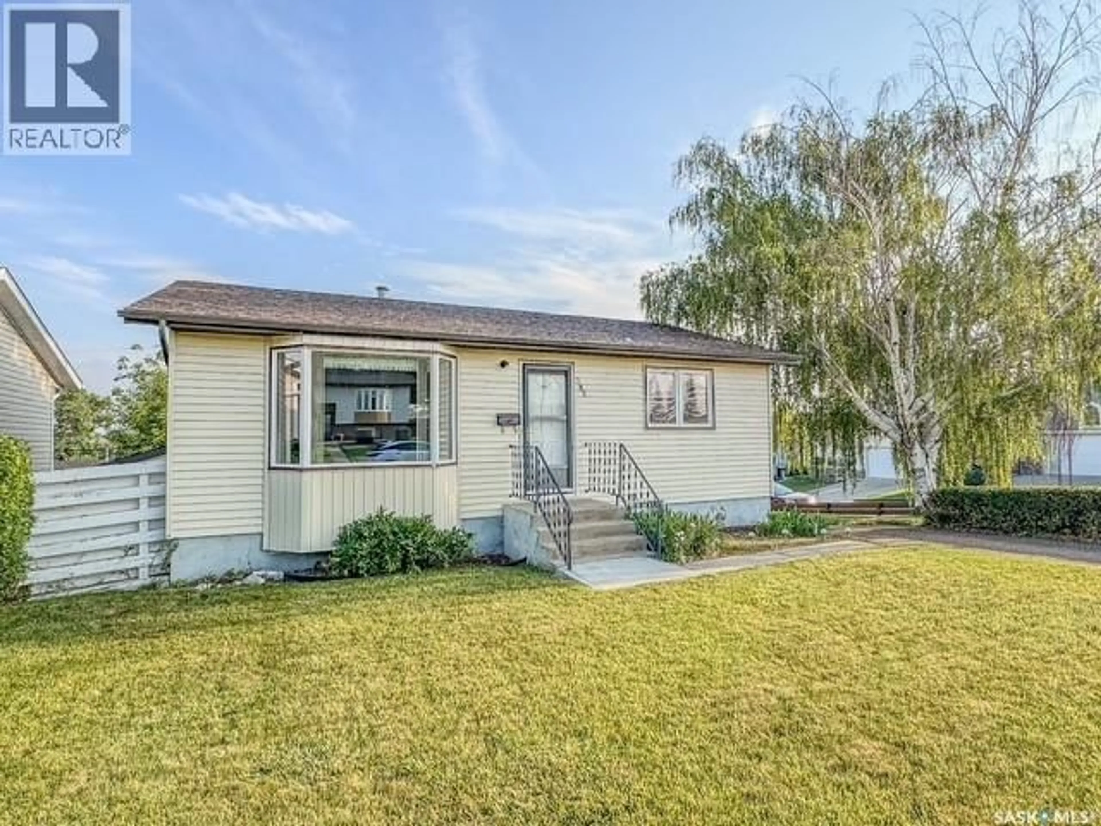 Home with vinyl exterior material, water/lake/river/ocean view for 385 ASPEN DRIVE, Swift Current Saskatchewan S9H3Z8