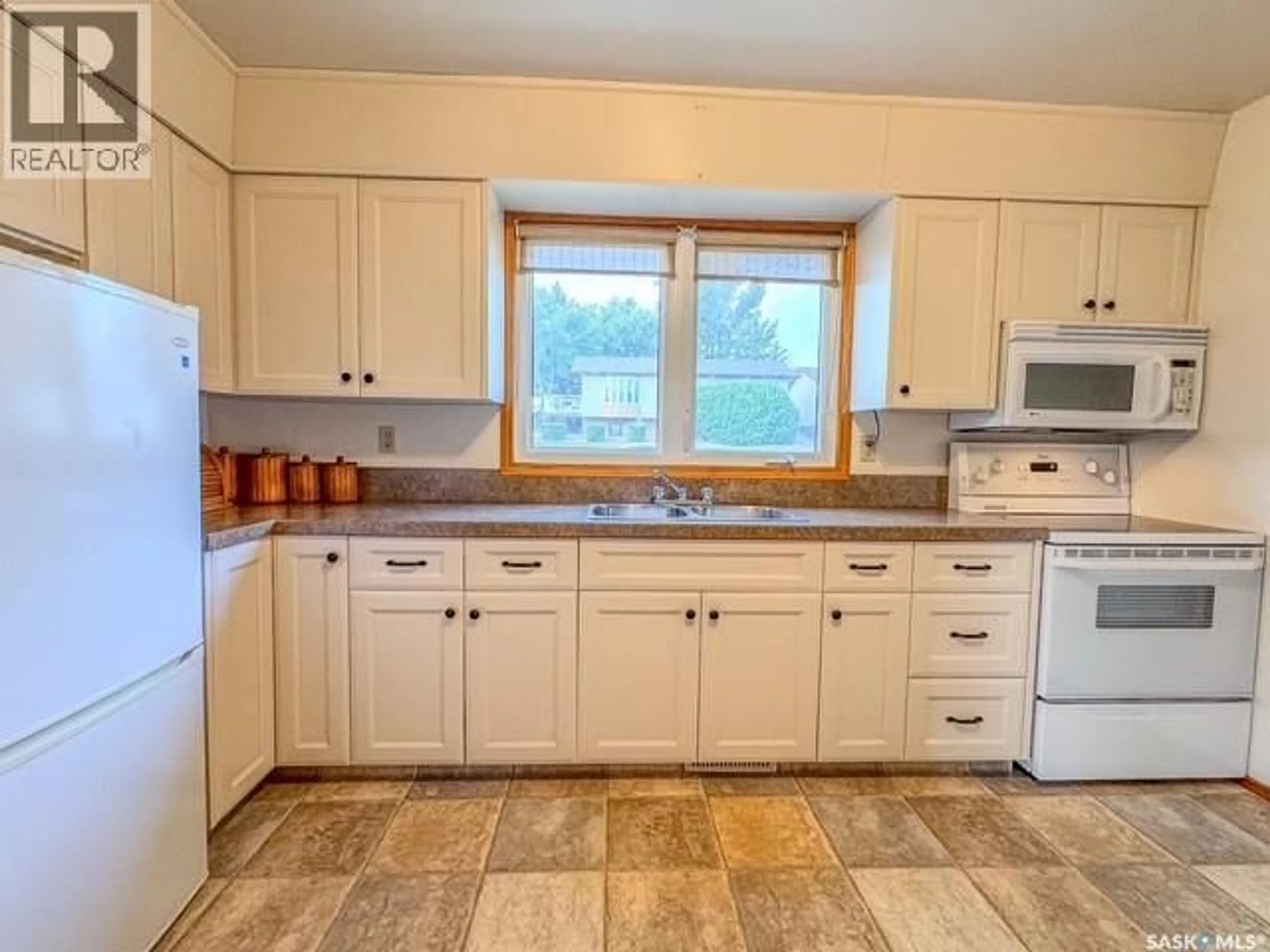 Standard kitchen, ceramic/tile floor for 385 ASPEN DRIVE, Swift Current Saskatchewan S9H3Z8