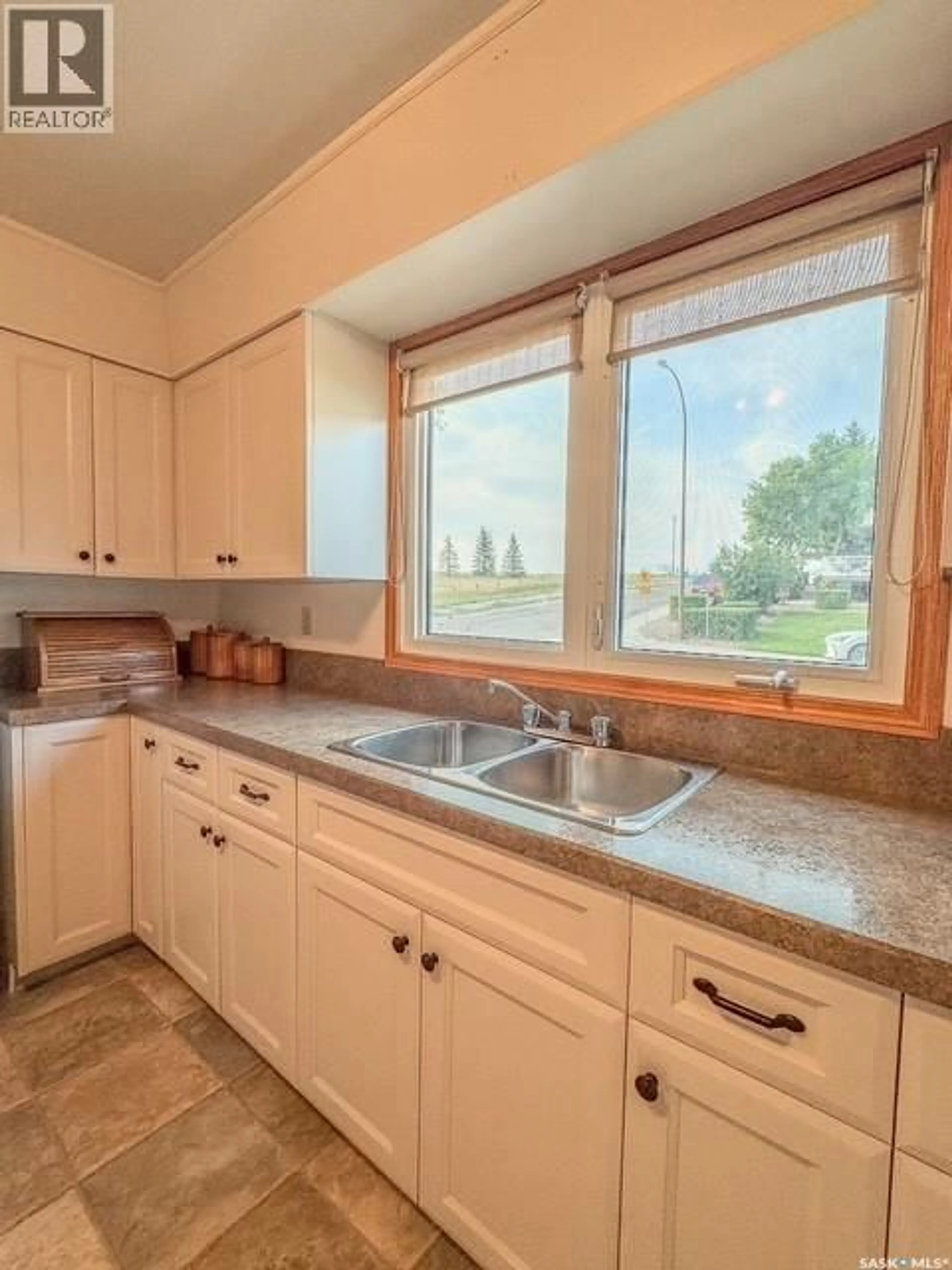 Standard kitchen, ceramic/tile floor for 385 ASPEN DRIVE, Swift Current Saskatchewan S9H3Z8
