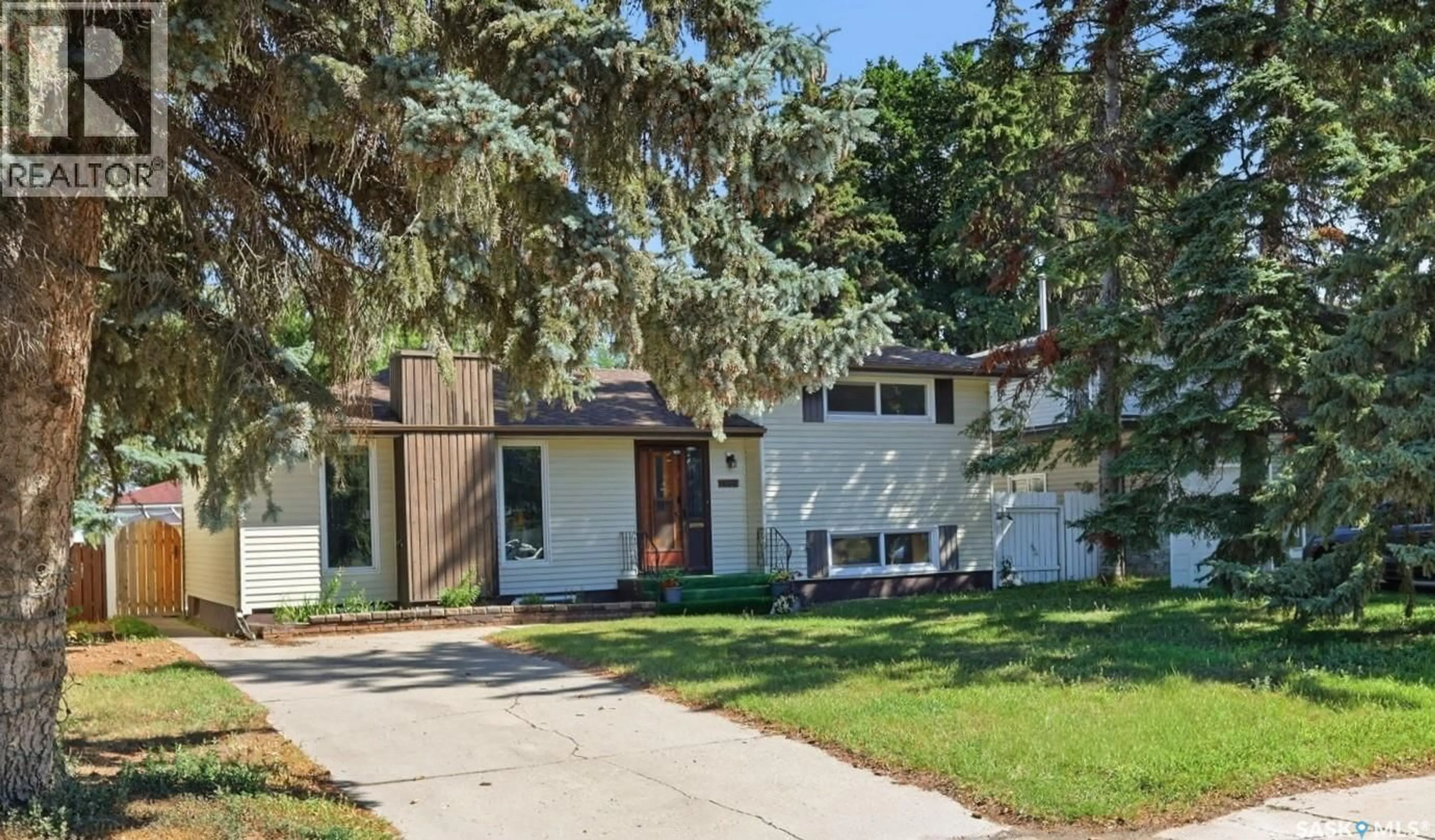Home with vinyl exterior material, street for 2509 TAYLOR STREET, Saskatoon Saskatchewan S7H1W9