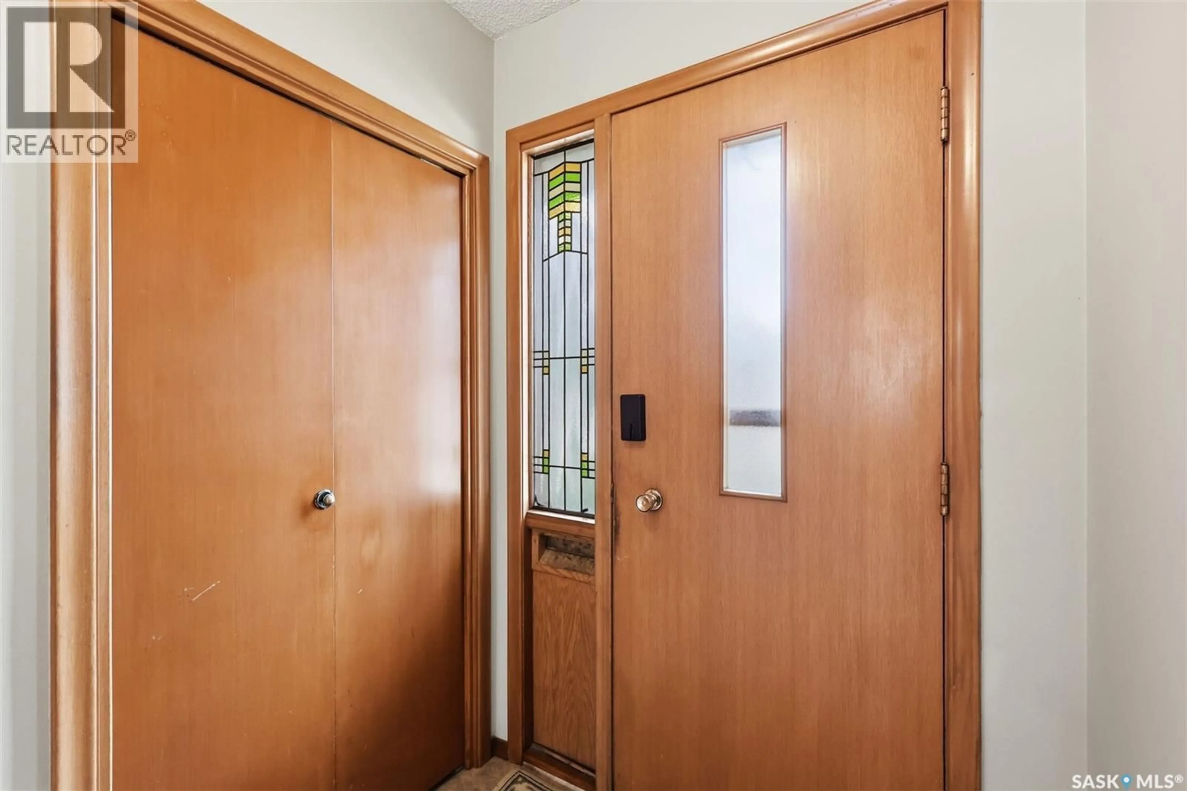 Indoor entryway for 2509 TAYLOR STREET, Saskatoon Saskatchewan S7H1W9