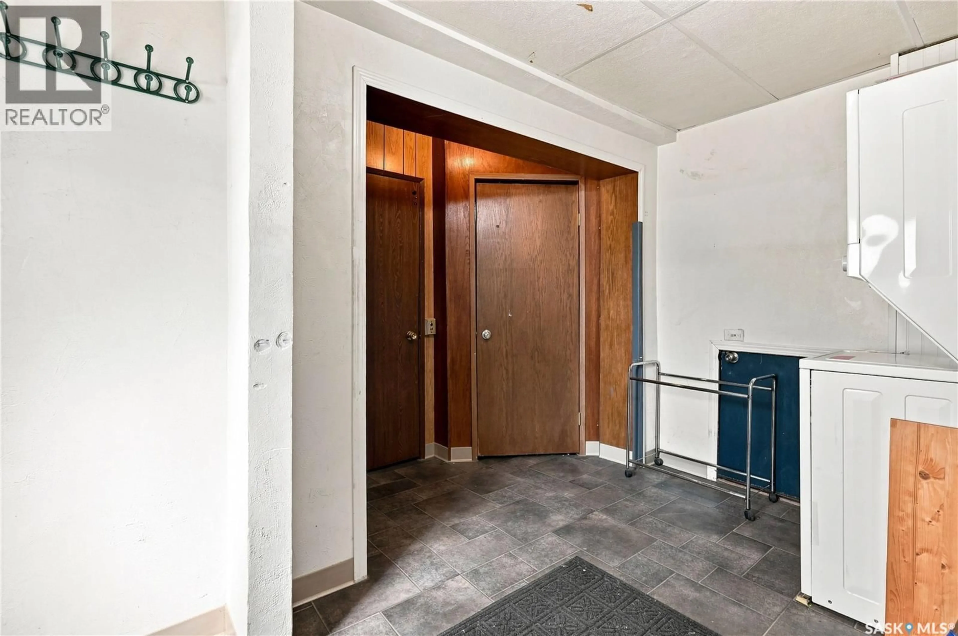 Indoor foyer for 1020 WARNER STREET, Moose Jaw Saskatchewan S6H5S5