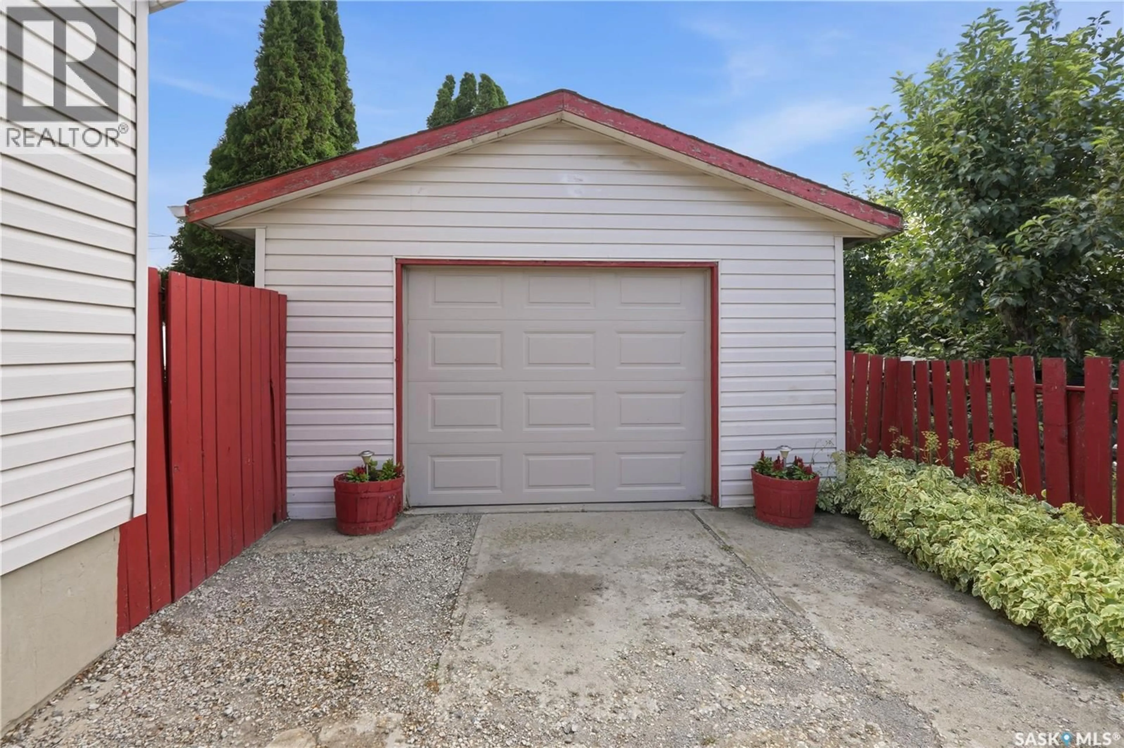 Indoor garage for 1229 WILLOW AVENUE, Moose Jaw Saskatchewan S6H1H1