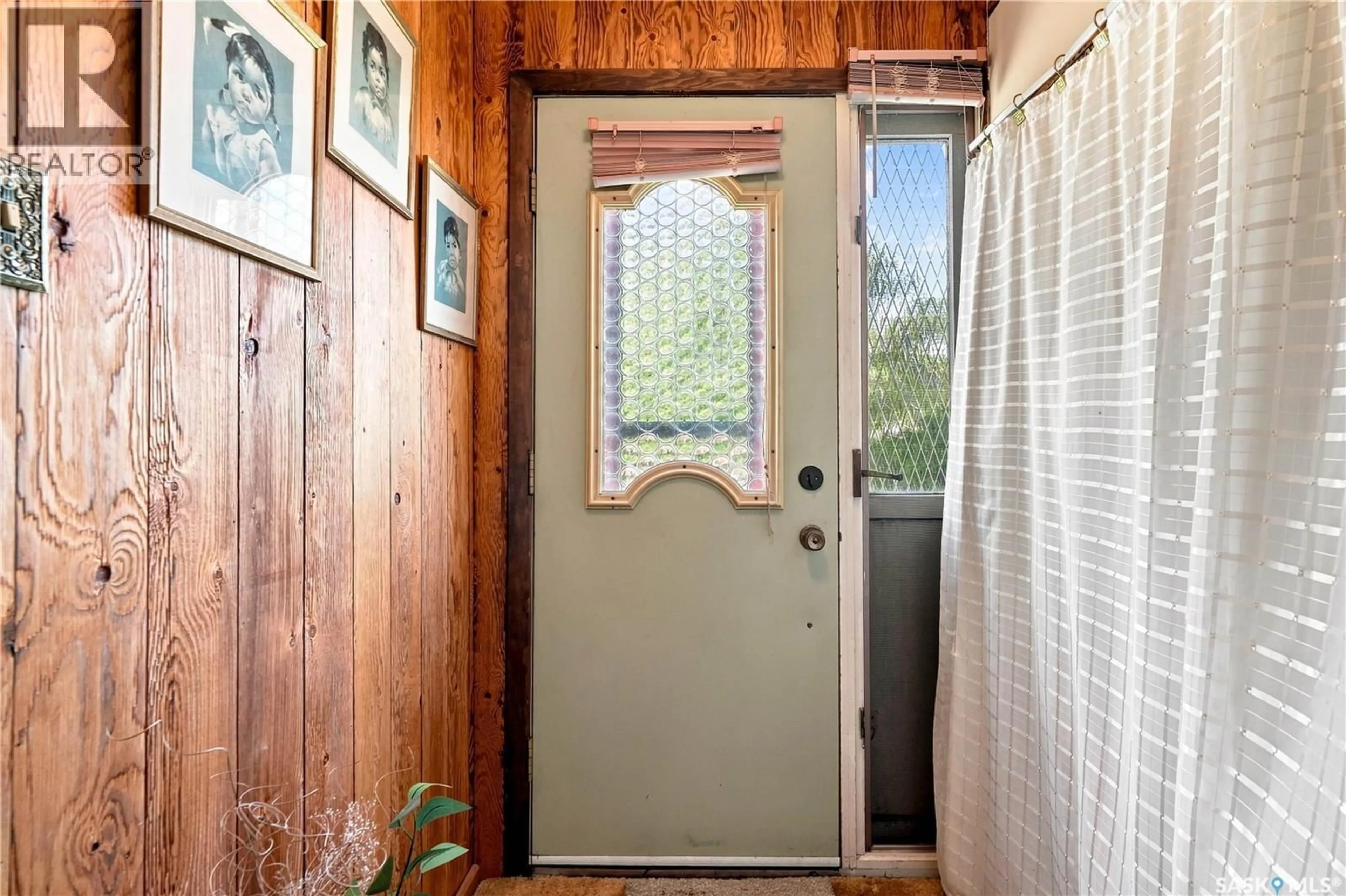 Indoor entryway for 1229 WILLOW AVENUE, Moose Jaw Saskatchewan S6H1H1