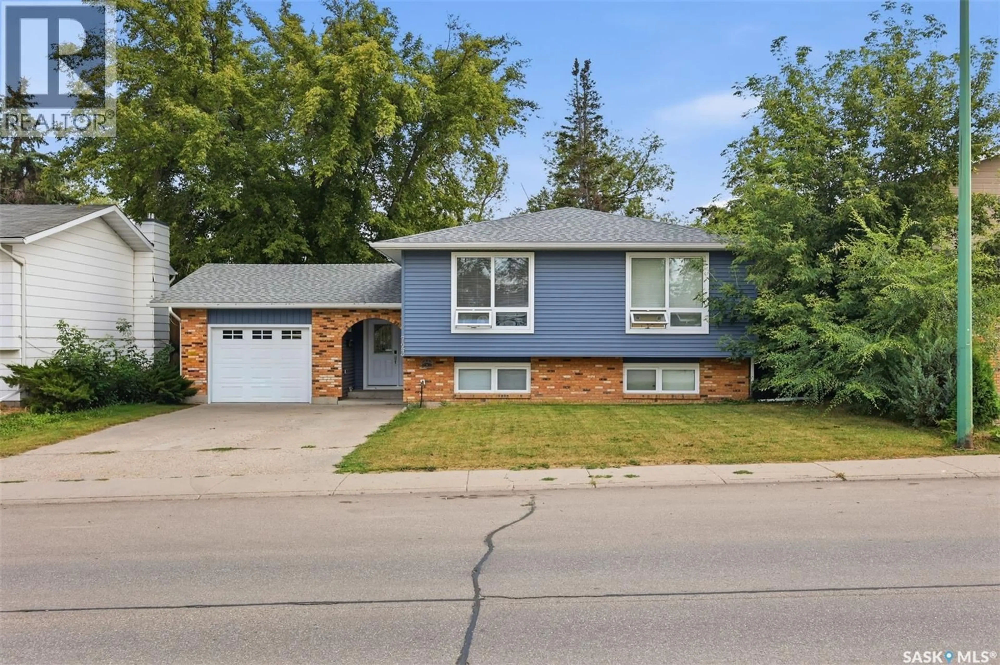 Home with vinyl exterior material, street for 723 LENORE DRIVE, Saskatoon Saskatchewan S7K5G8