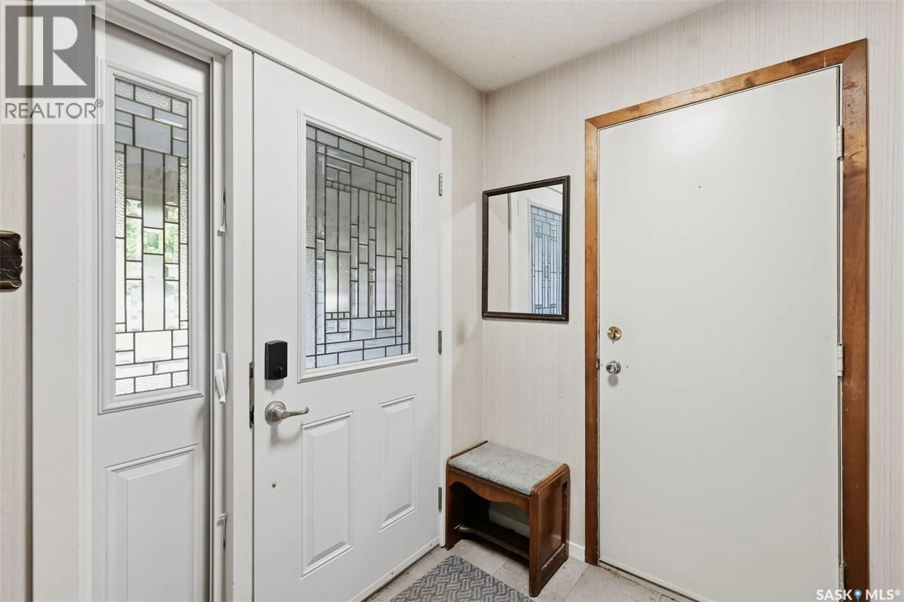 Indoor entryway for 723 LENORE DRIVE, Saskatoon Saskatchewan S7K5G8
