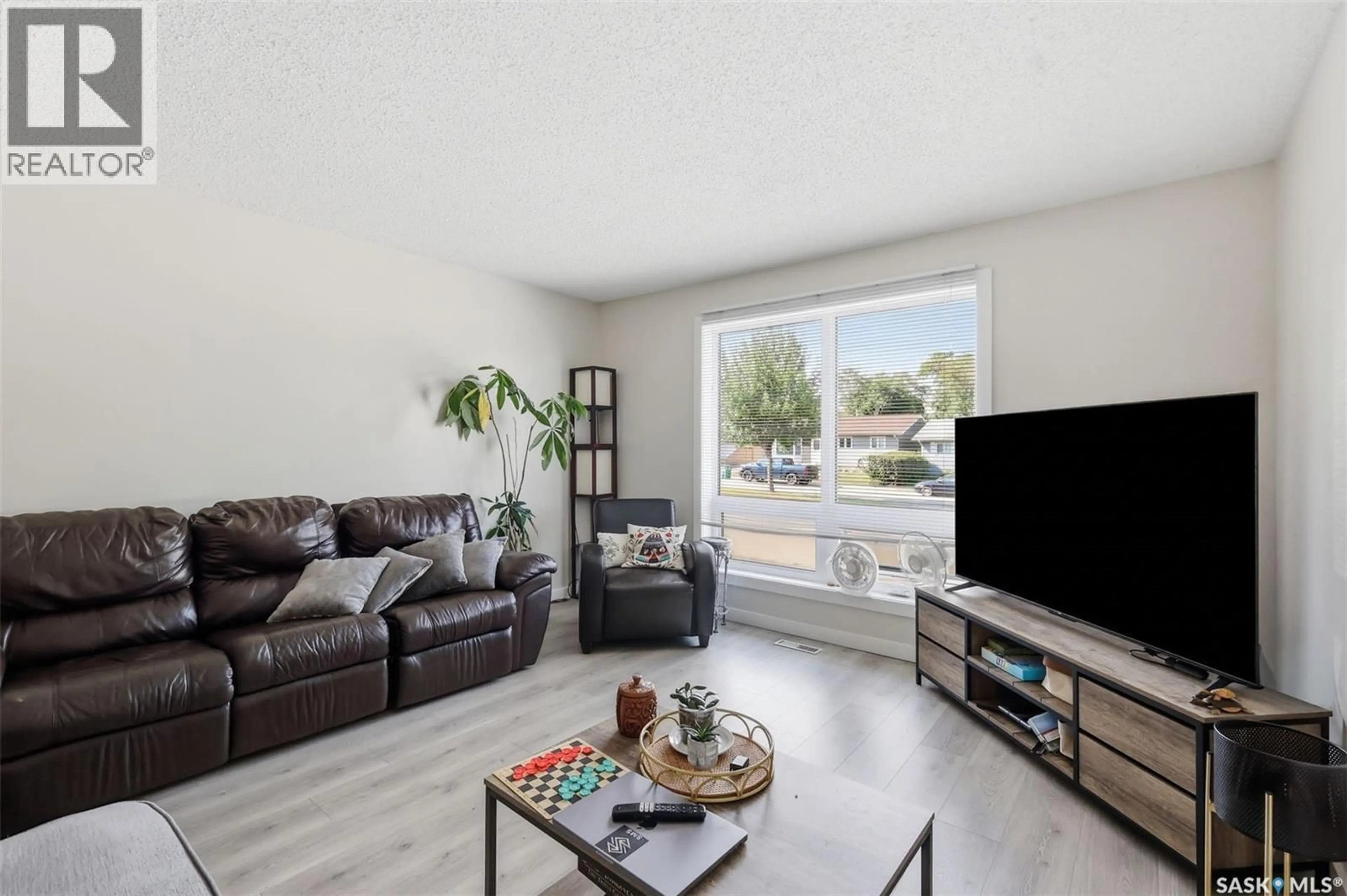 Living room with furniture, unknown for 723 LENORE DRIVE, Saskatoon Saskatchewan S7K5G8