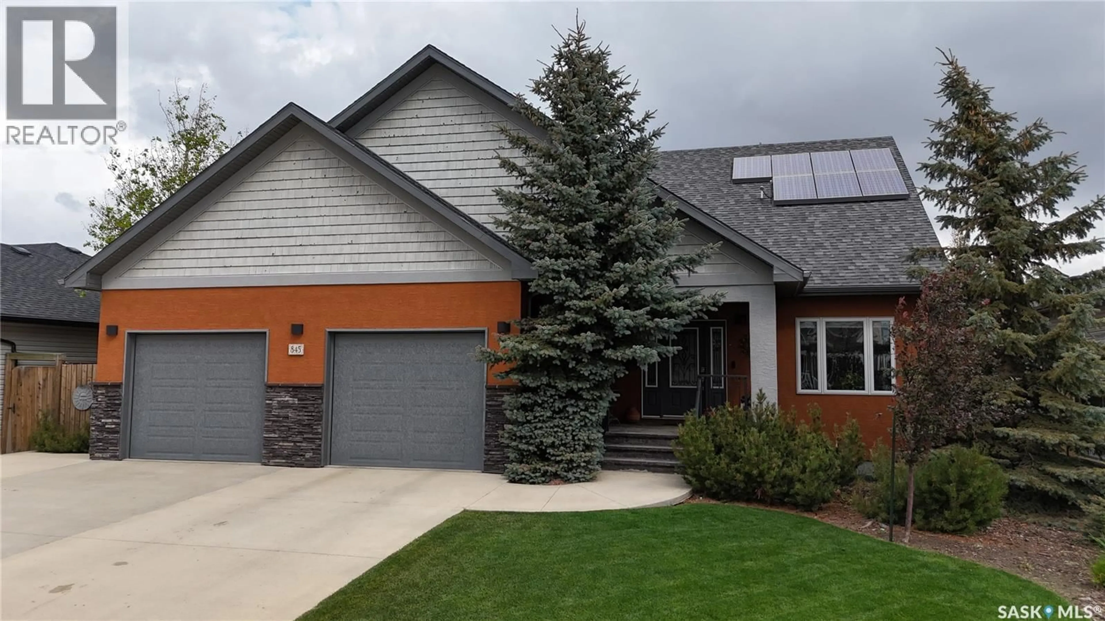 Home with vinyl exterior material, street for 845 PRESTWICK DRIVE, Swift Current Saskatchewan S9H1J2