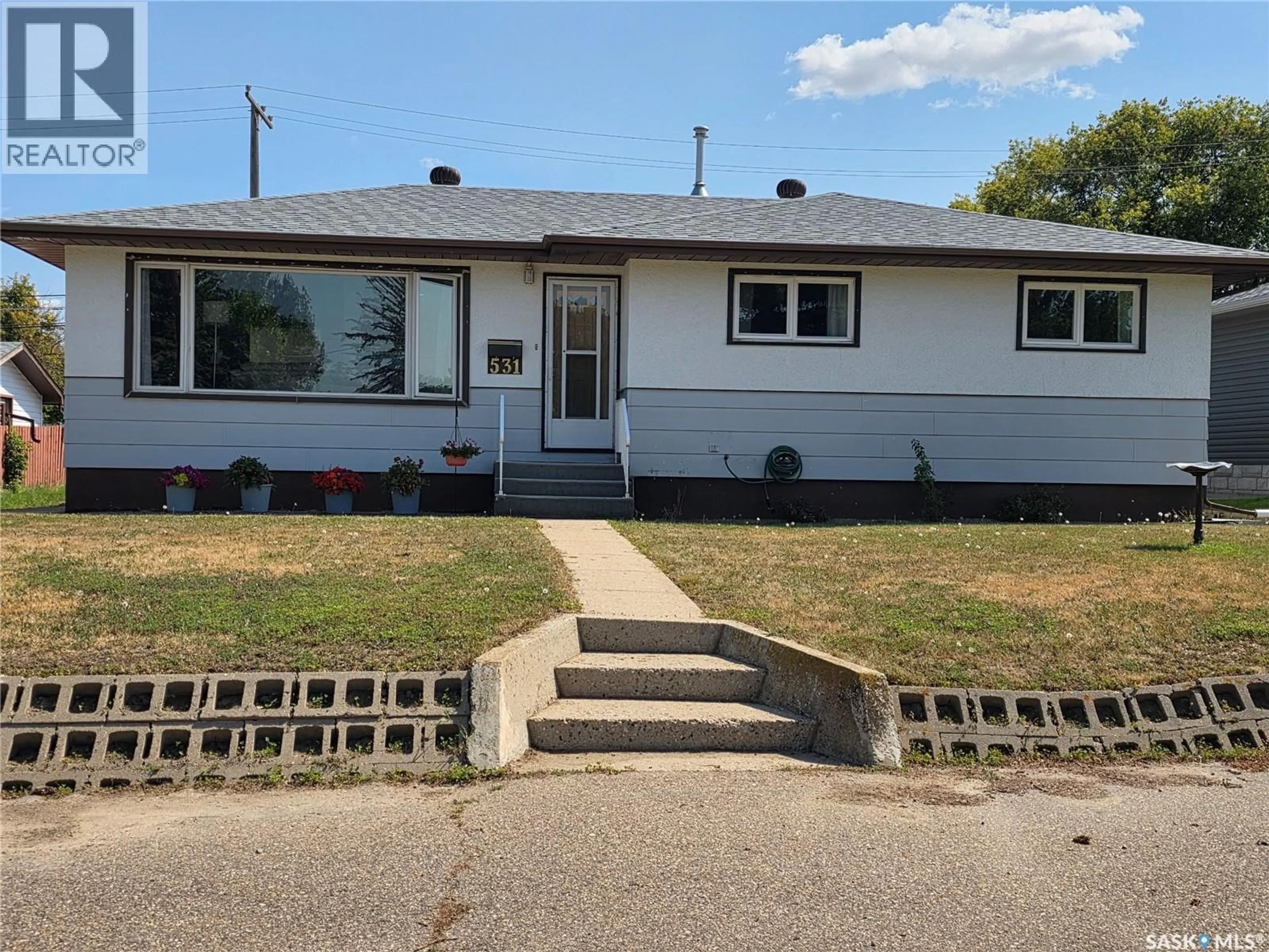 Home with vinyl exterior material, street for 531 2ND AVENUE, Swift Current Saskatchewan S9H3J9