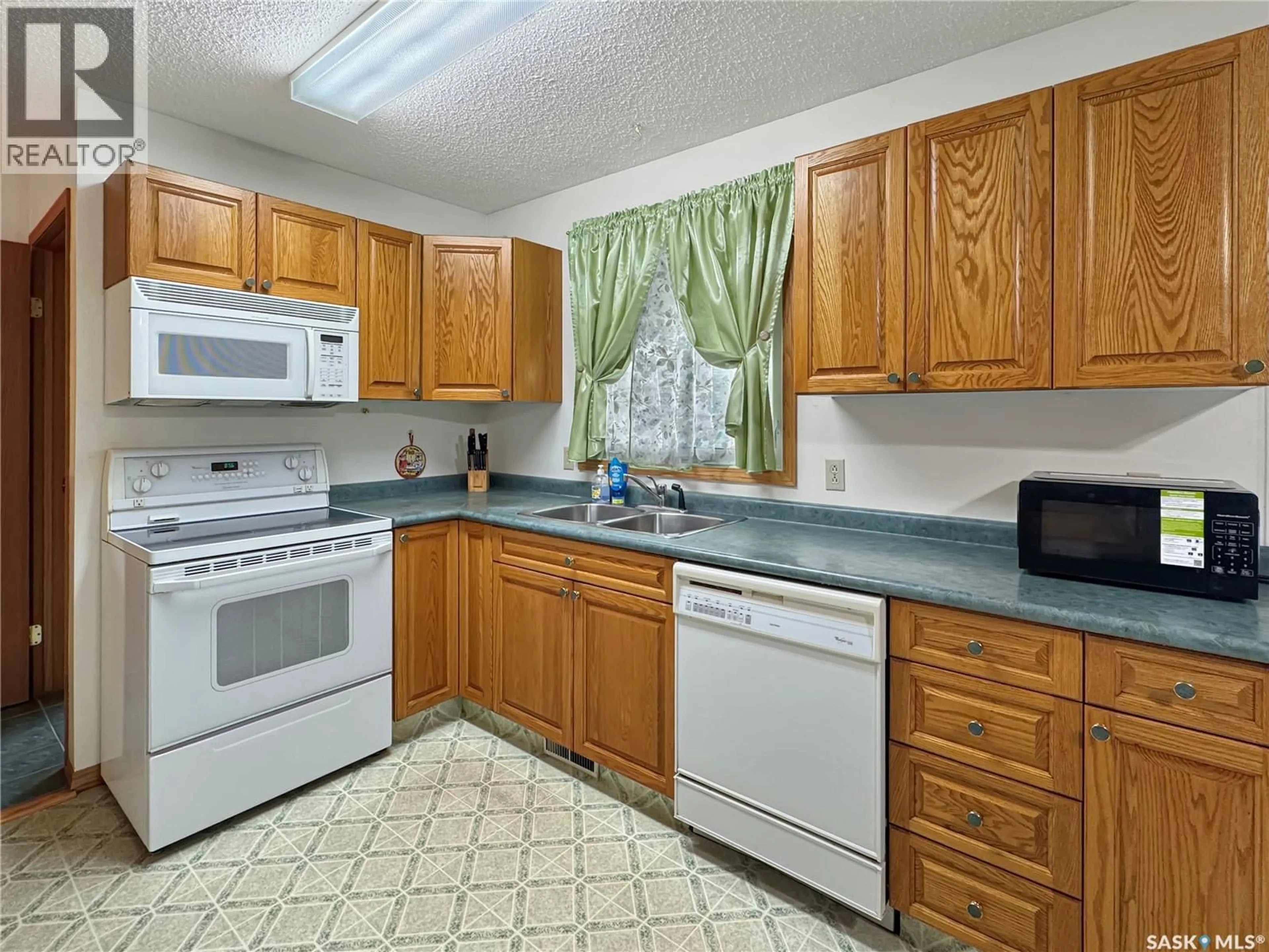 Standard kitchen, ceramic/tile floor for 9014 DEANS CRESCENT, North Battleford Saskatchewan S9A3H7