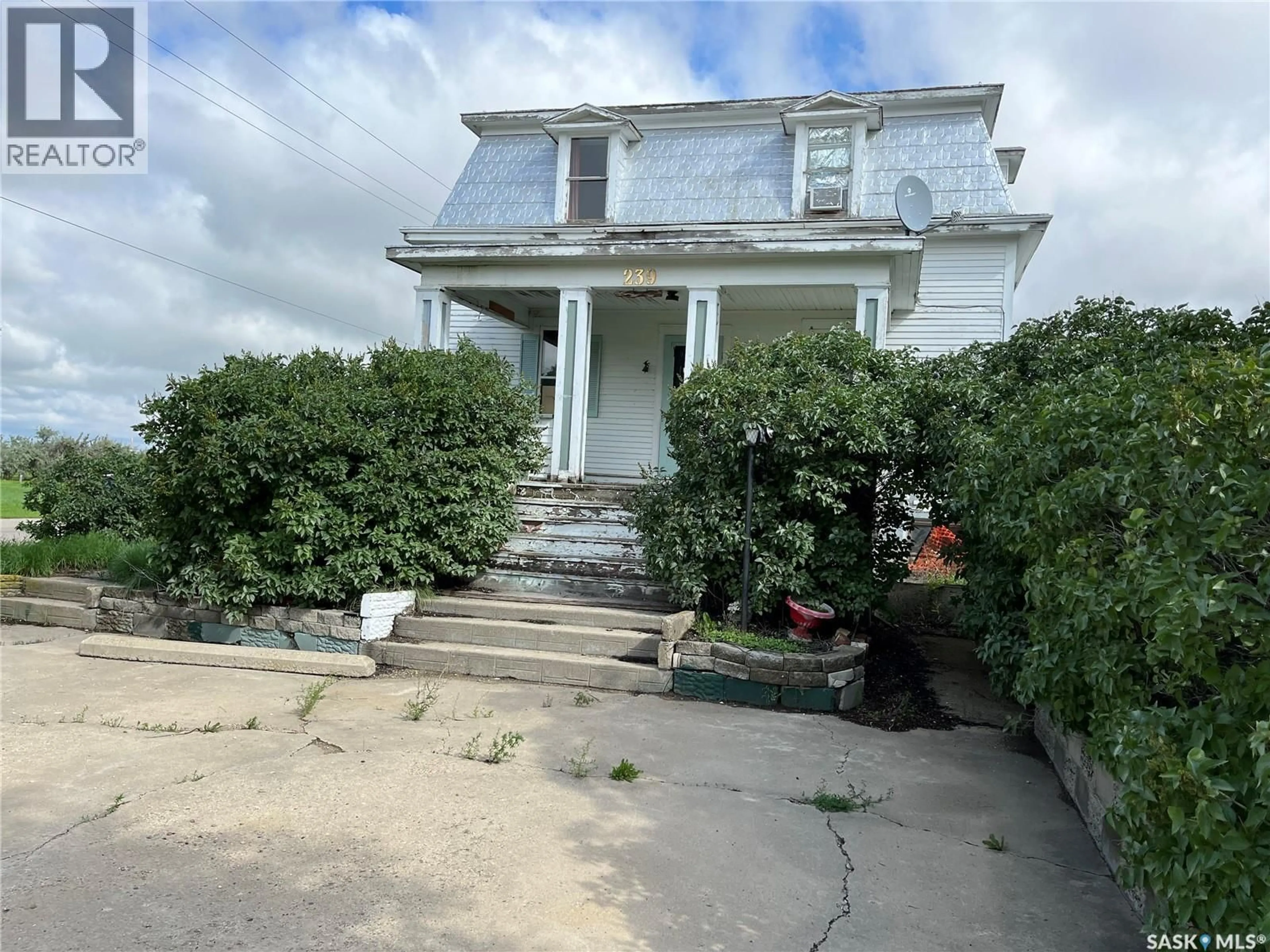 A pic from outside/outdoor area/front of a property/back of a property/a pic from drone, street for 239 4TH AVENUE, Gravelbourg Saskatchewan S0H1X0