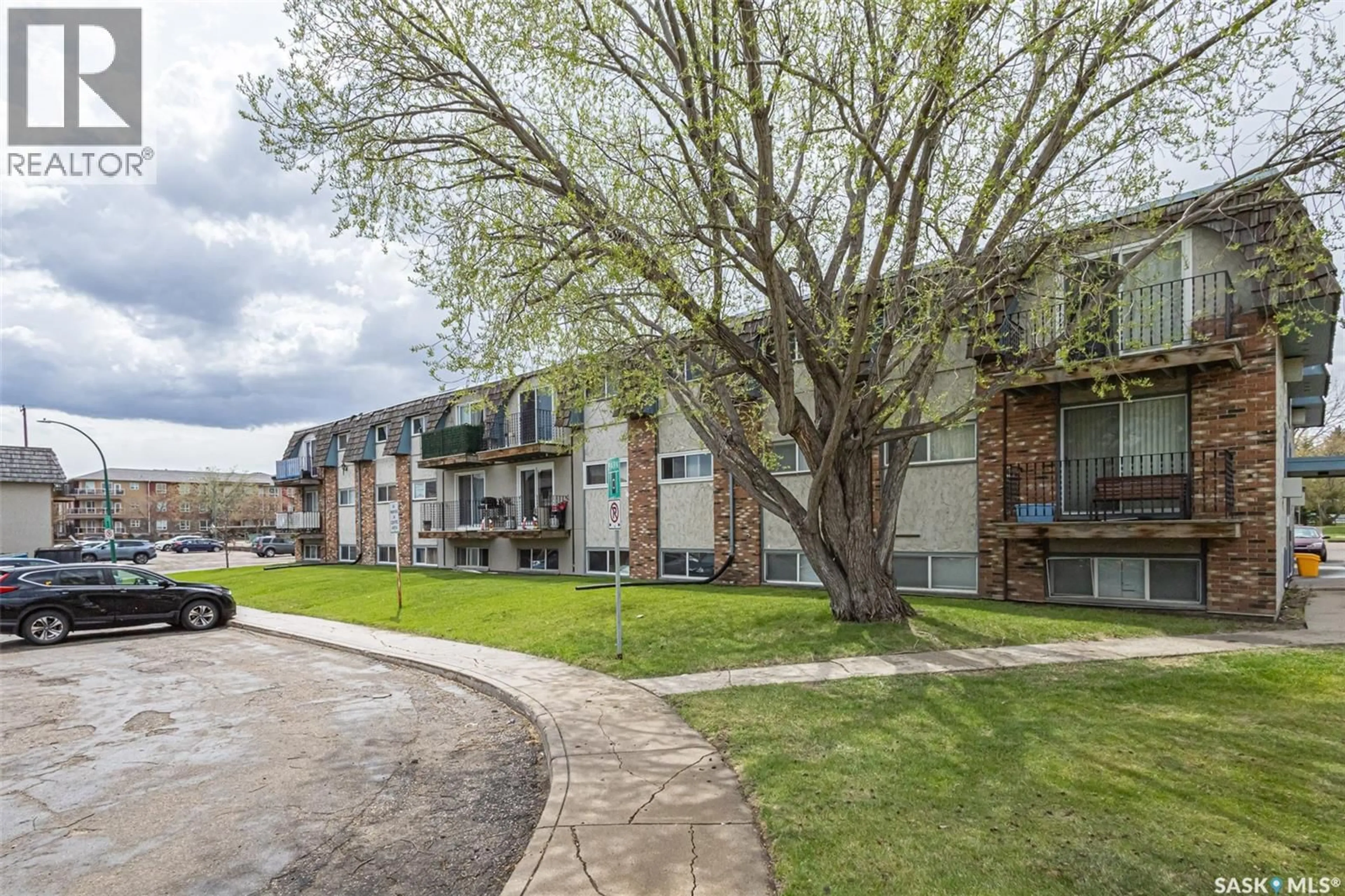 Patio, street for 3809 - 14 LUTHER PLACE, Saskatoon Saskatchewan S7H4B1