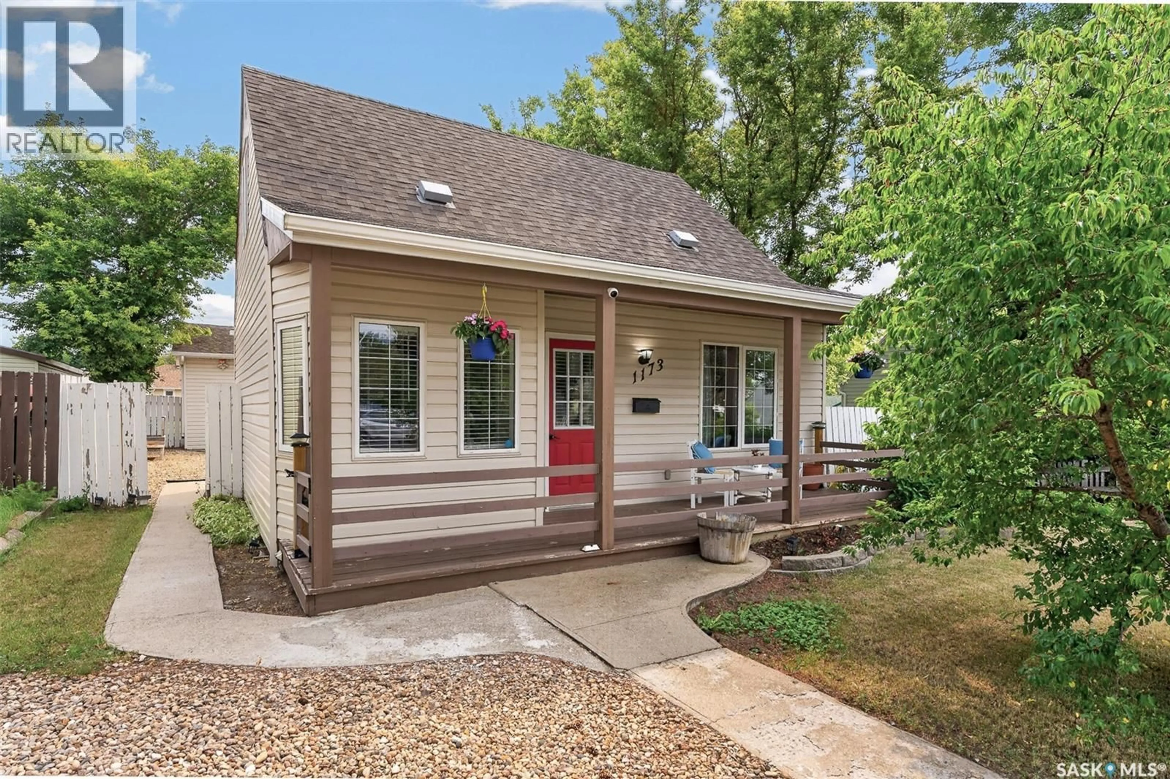 Home with vinyl exterior material, street for 1173 4TH AVENUE, Moose Jaw Saskatchewan S6H1J2