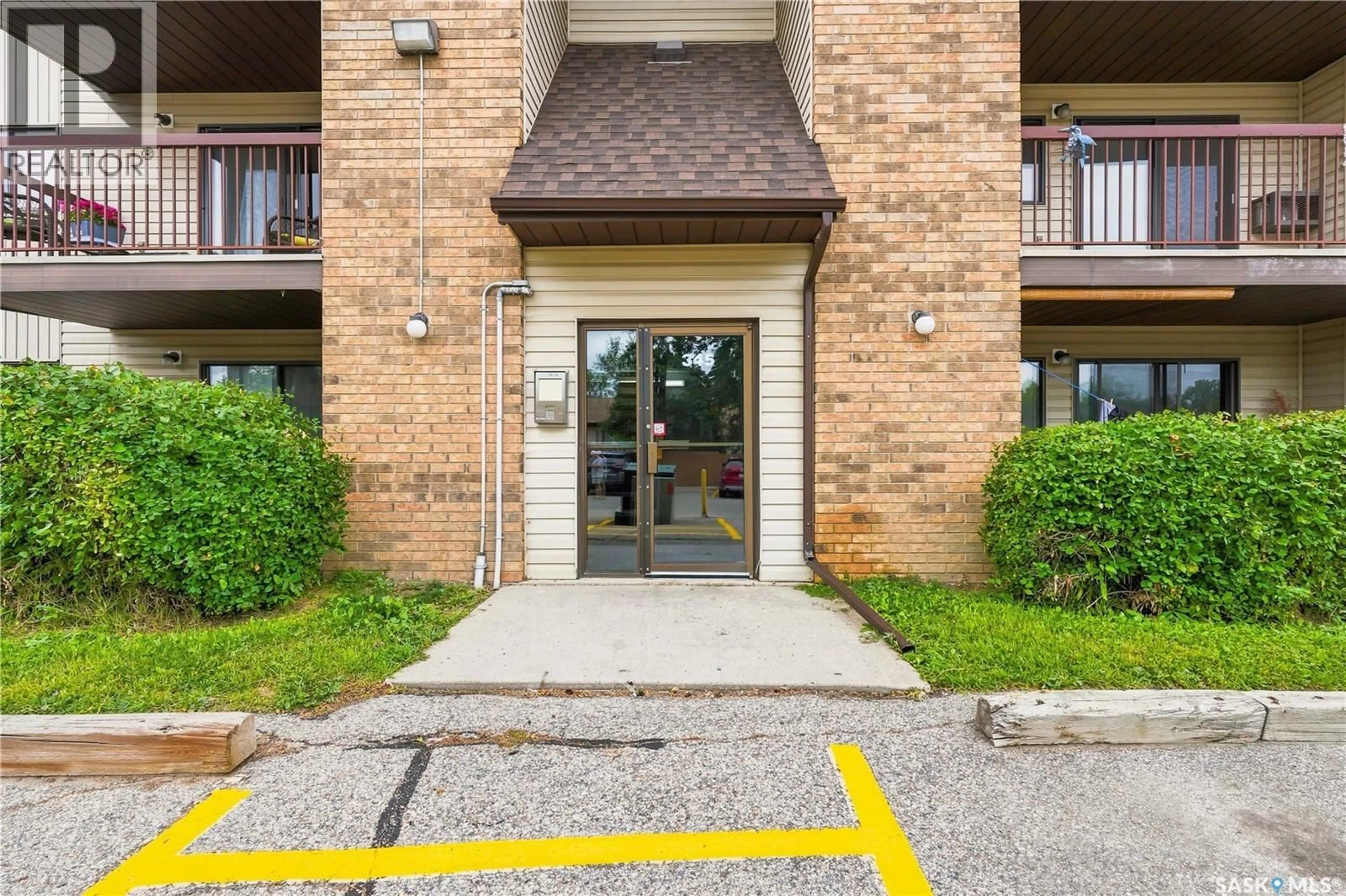Indoor foyer for 302 345 KINGSMERE BOULEVARD, Saskatoon Saskatchewan S7J4J6
