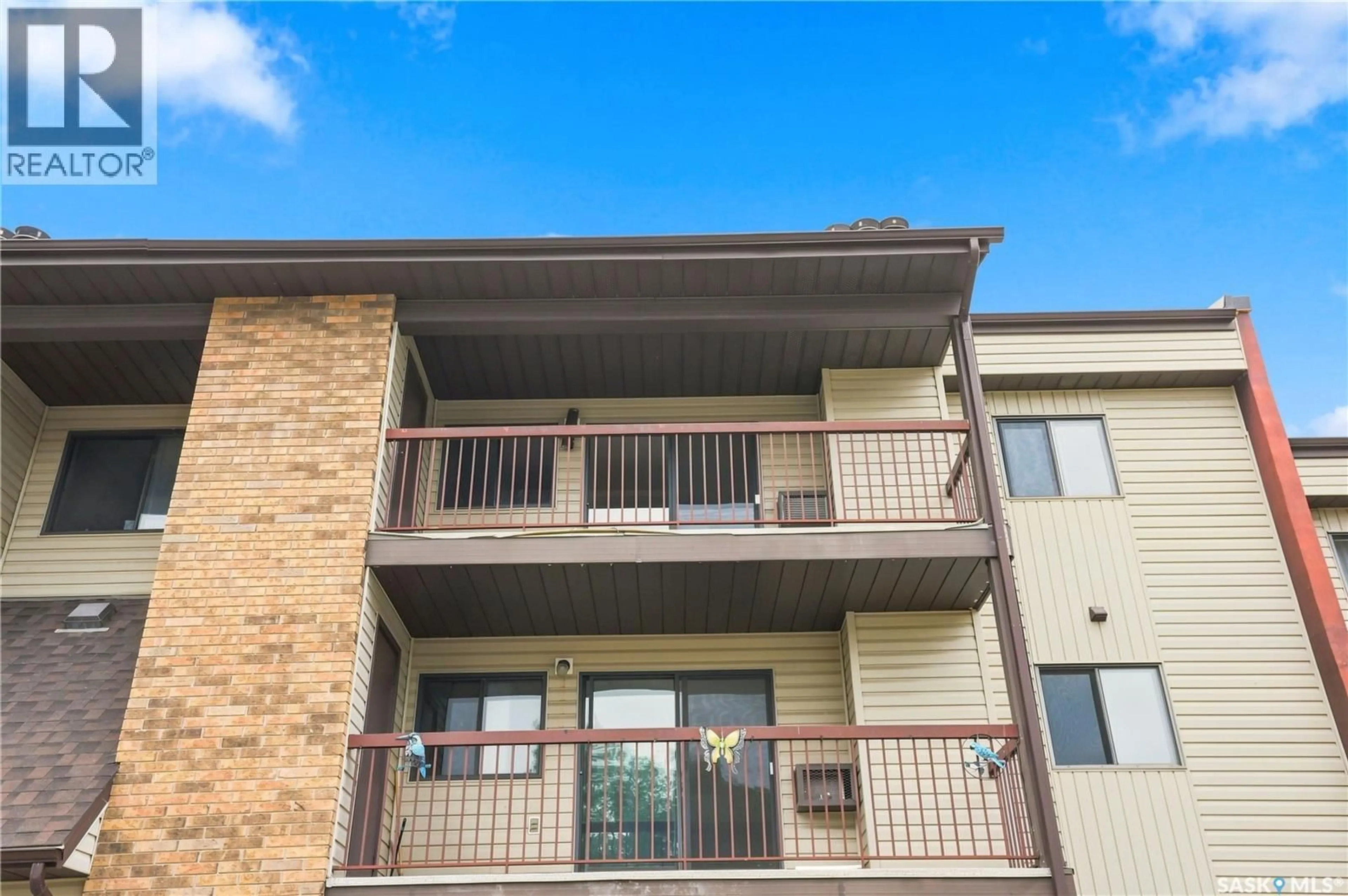 Patio, building for 302 345 KINGSMERE BOULEVARD, Saskatoon Saskatchewan S7J4J6