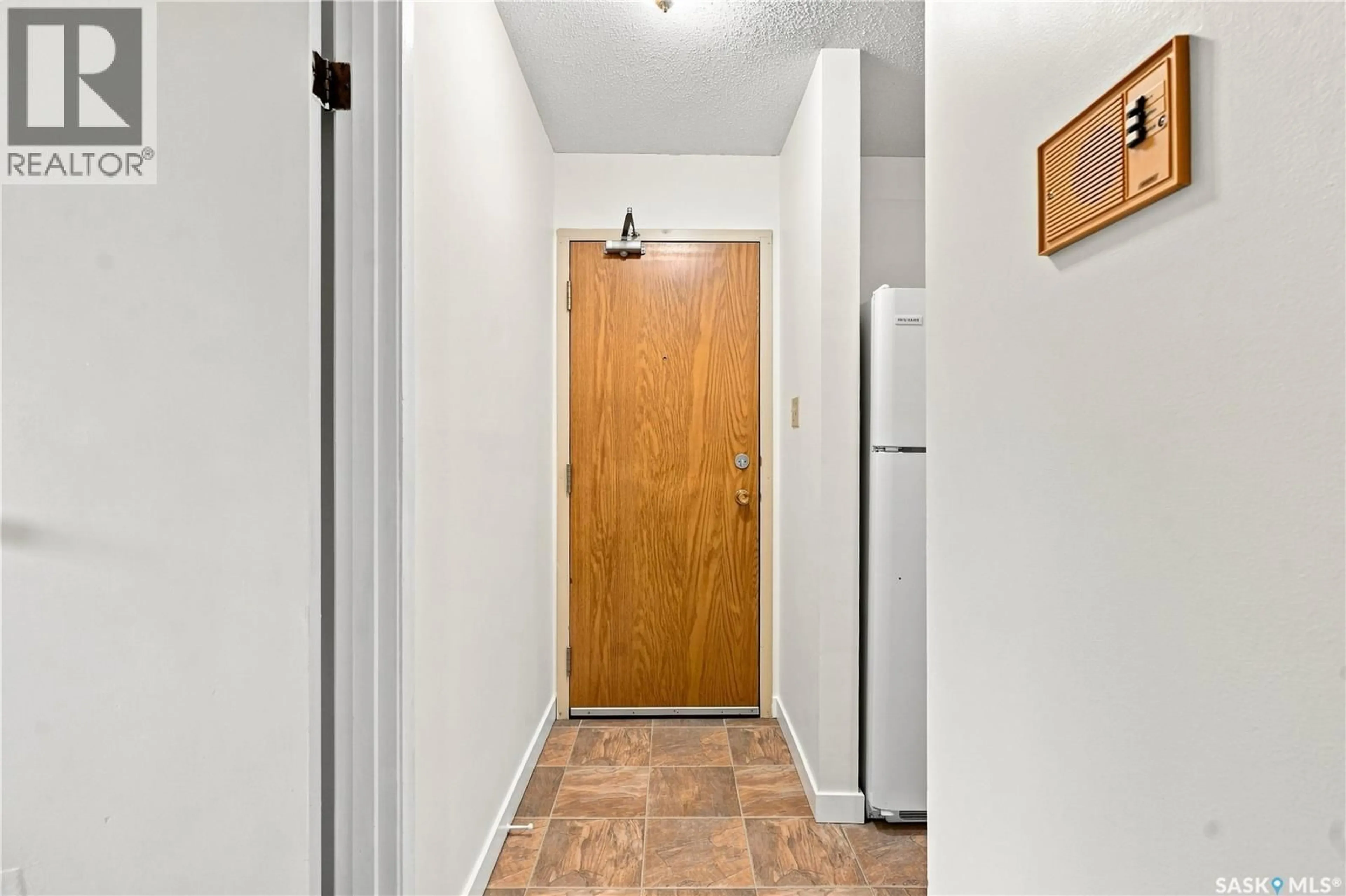 Indoor entryway for 302 345 KINGSMERE BOULEVARD, Saskatoon Saskatchewan S7J4J6