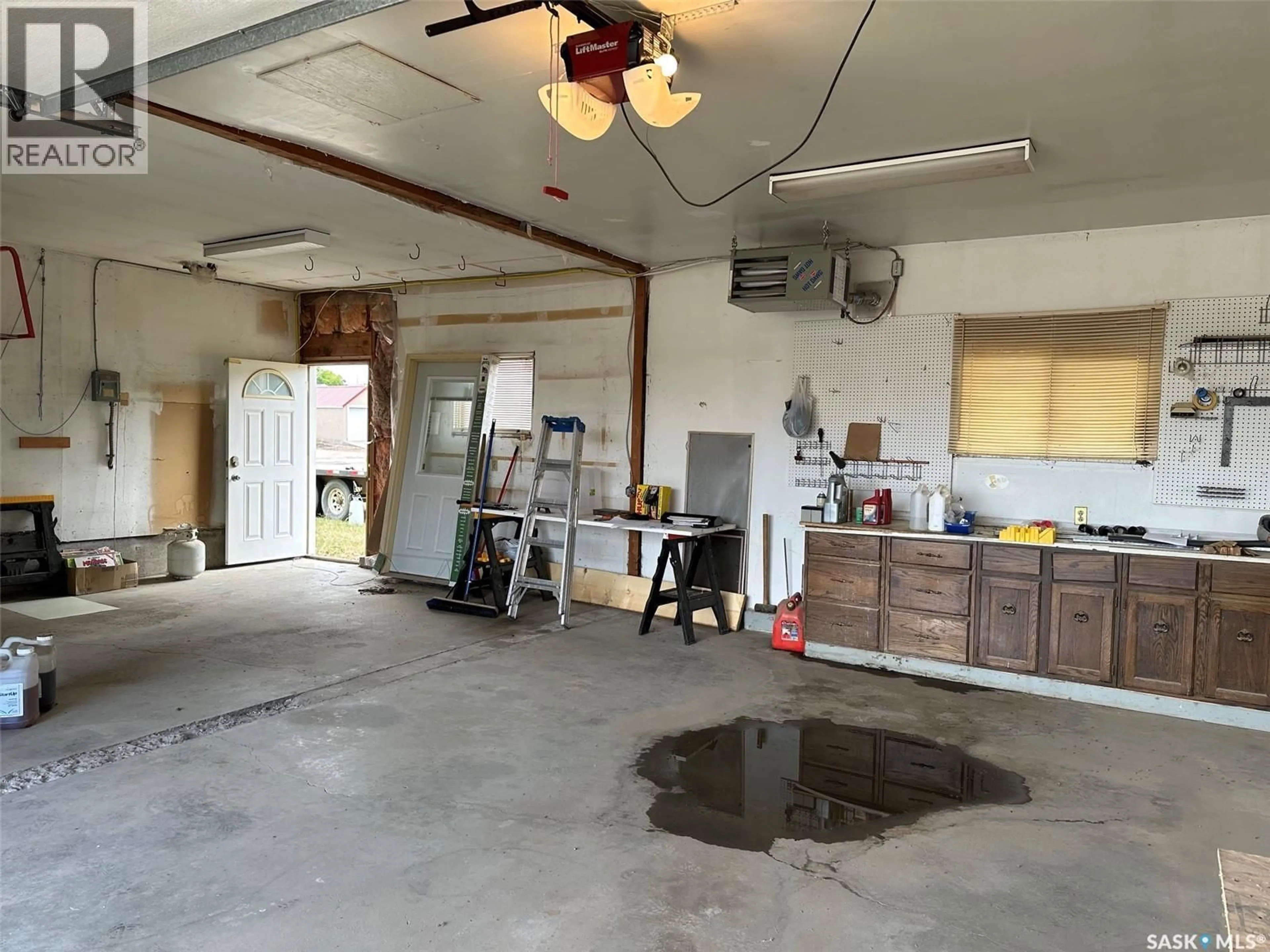 Indoor garage for 602 4TH STREET, Estevan Saskatchewan S4A0V5