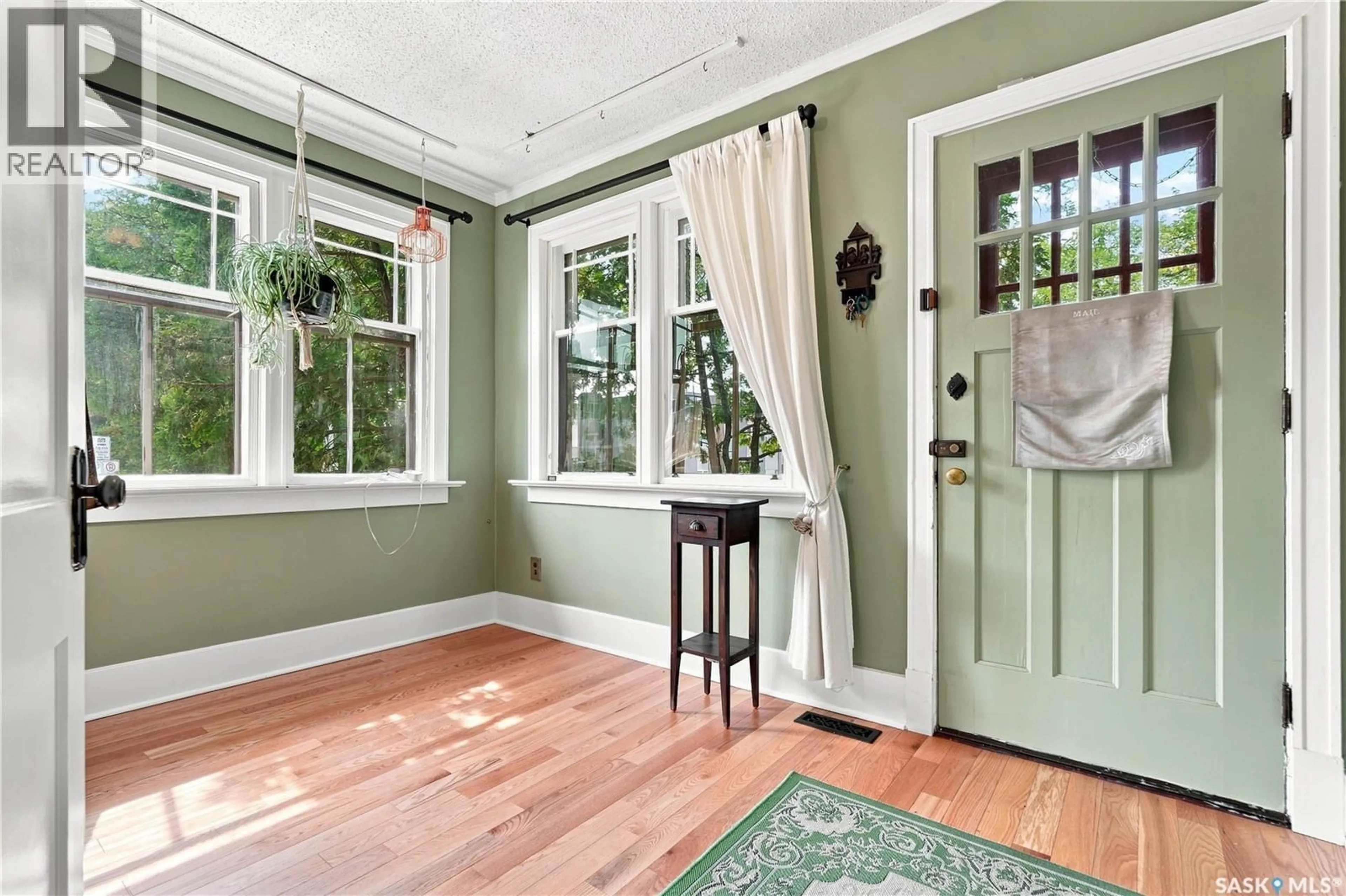 Indoor entryway for N - 902 4TH AVENUE, Saskatoon Saskatchewan S7K2N6
