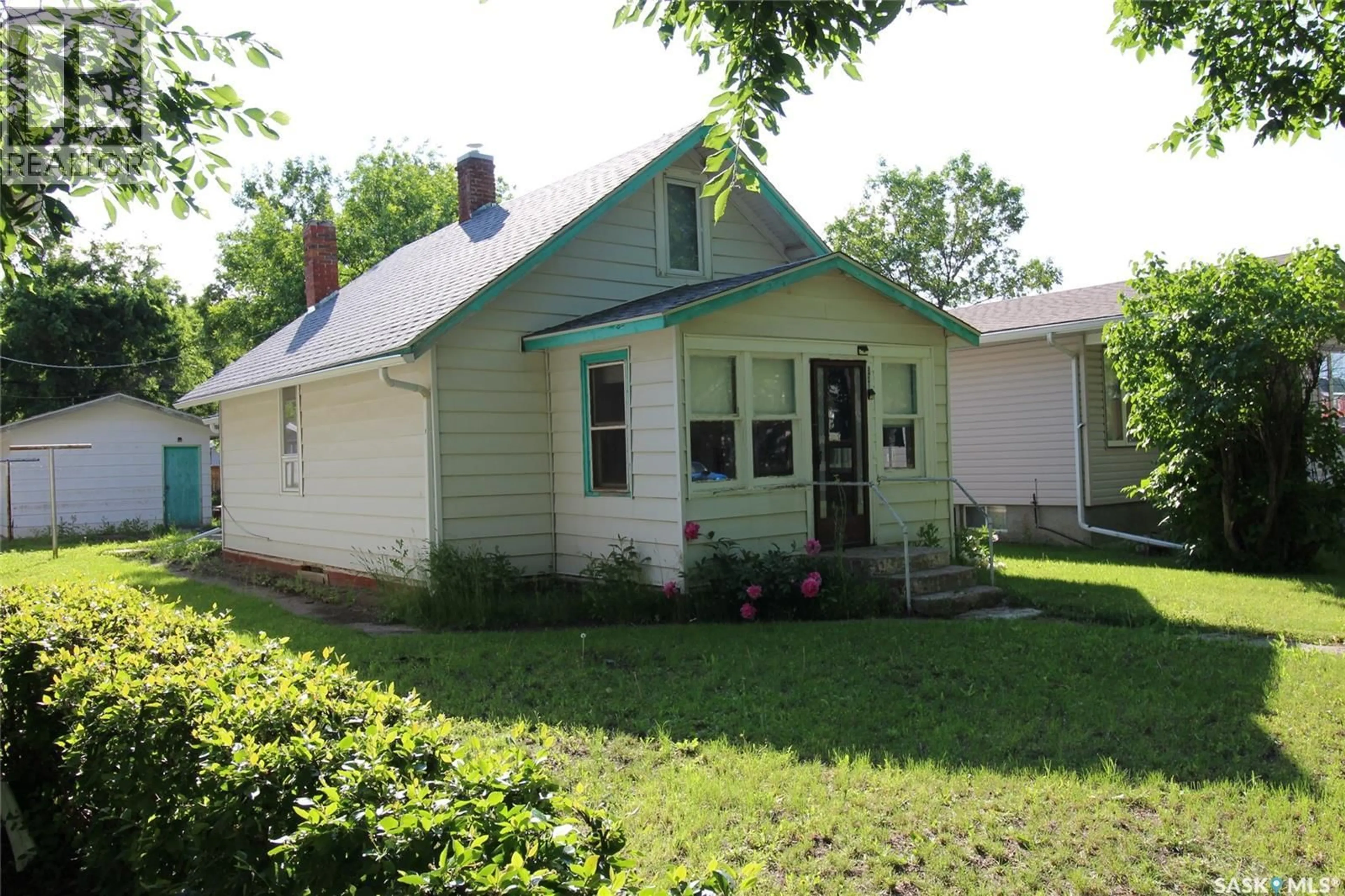 Home with vinyl exterior material, street for 538 CENTRE STREET, Shaunavon Saskatchewan S0N2M0