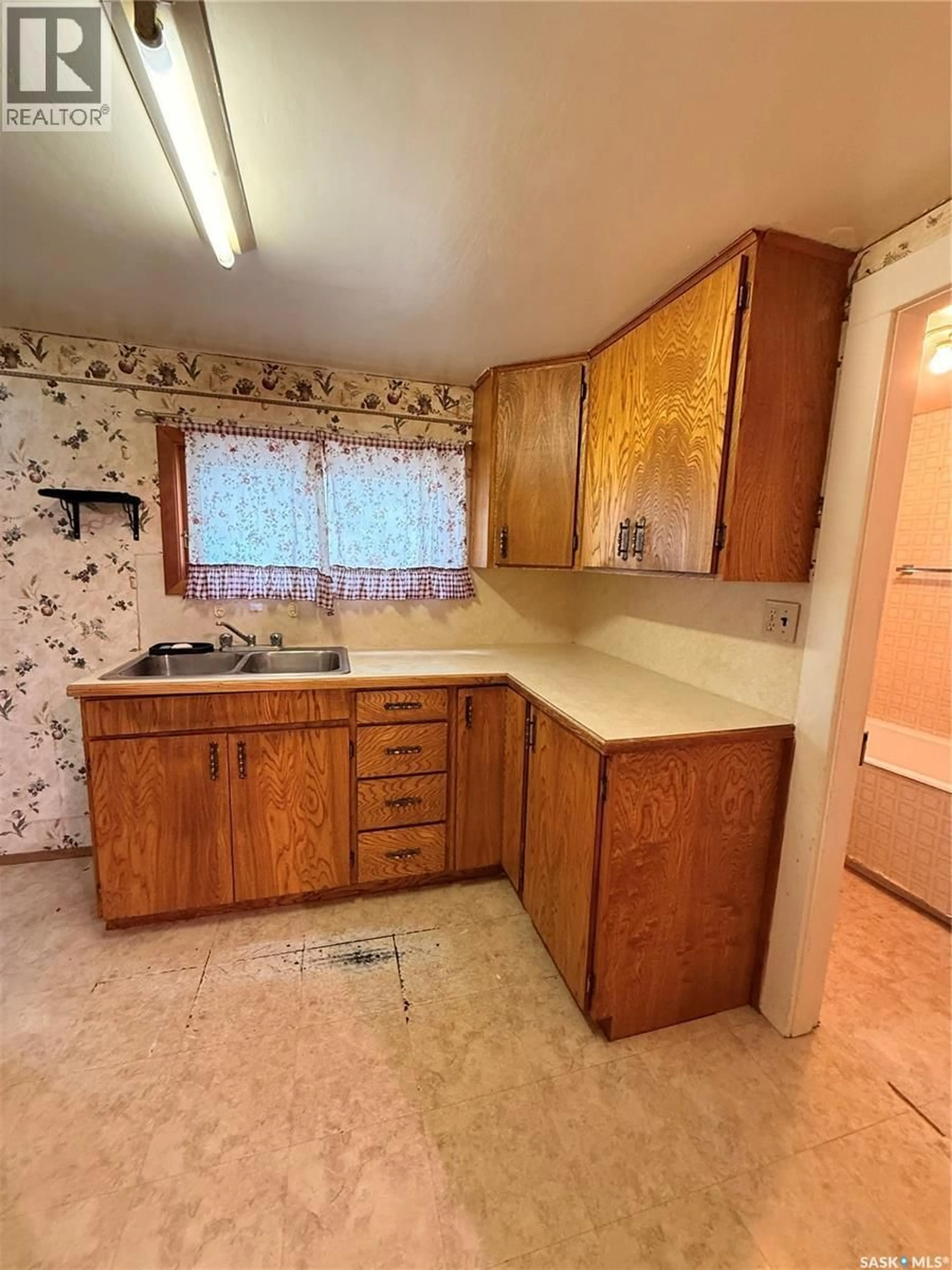 Standard kitchen, unknown for 538 CENTRE STREET, Shaunavon Saskatchewan S0N2M0