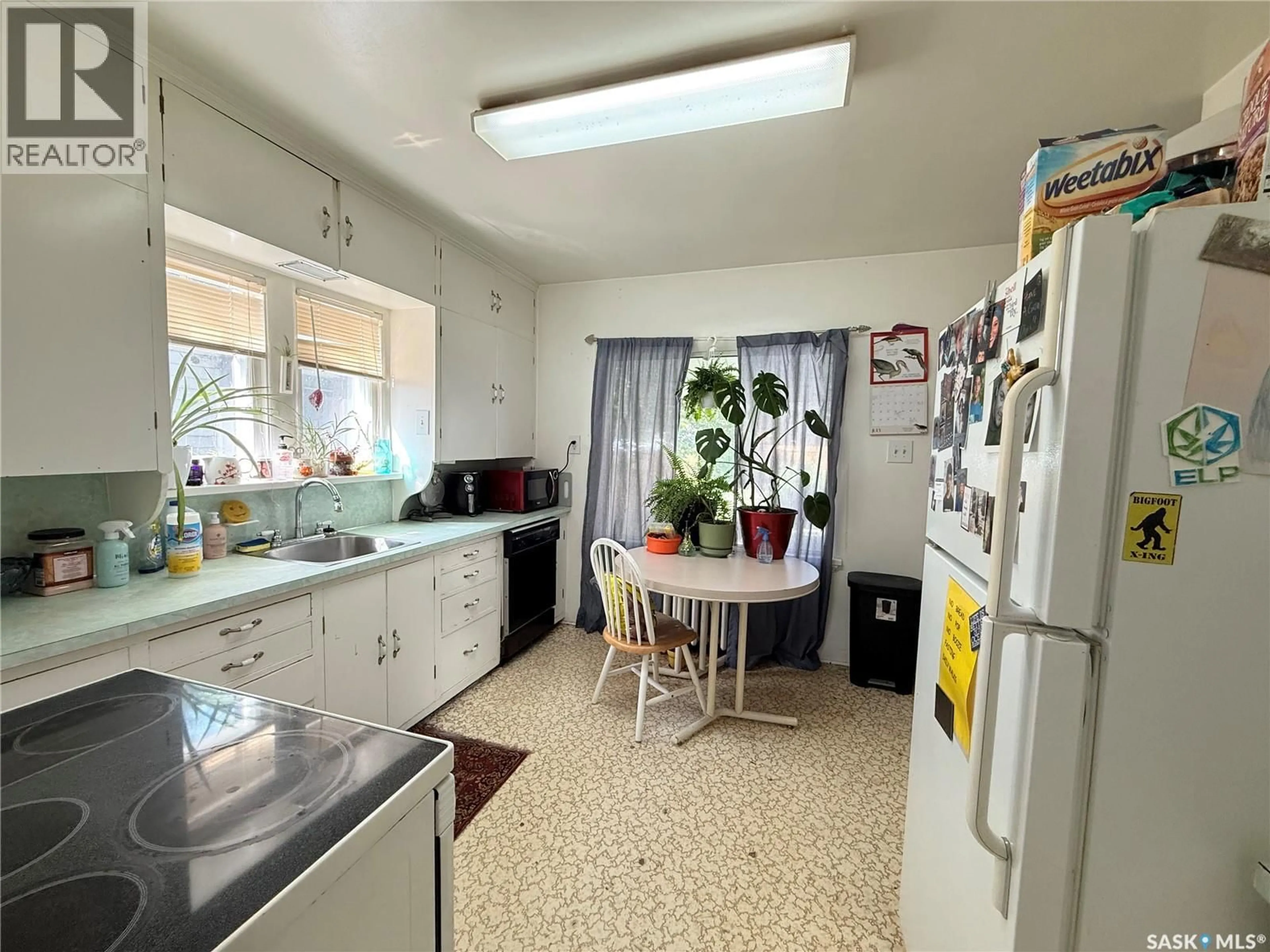Standard kitchen, unknown for 555 2ND STREET, Shaunavon Saskatchewan S0N2M0