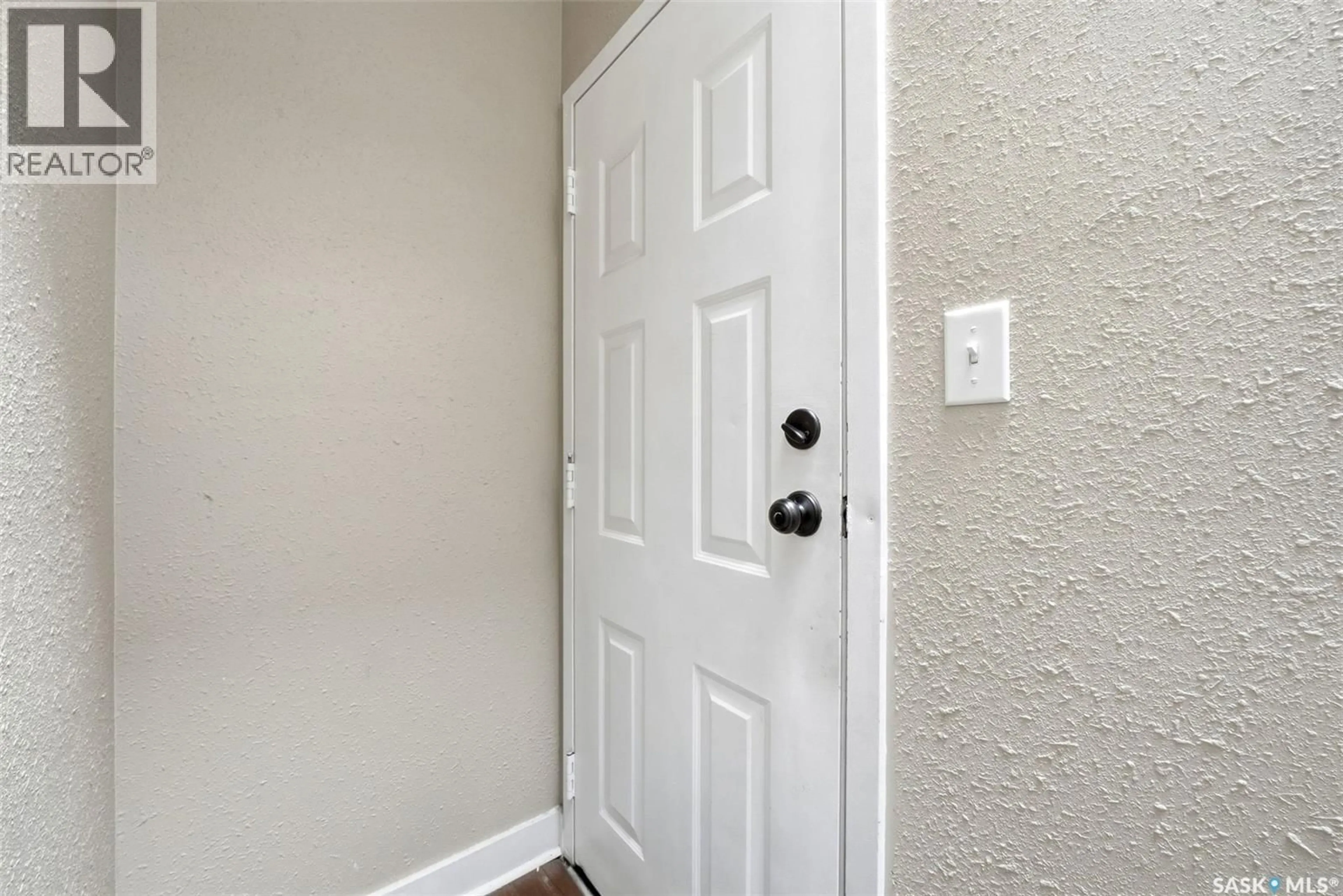 Indoor entryway for 305 - 2925 14TH AVENUE, Regina Saskatchewan S4T1R5