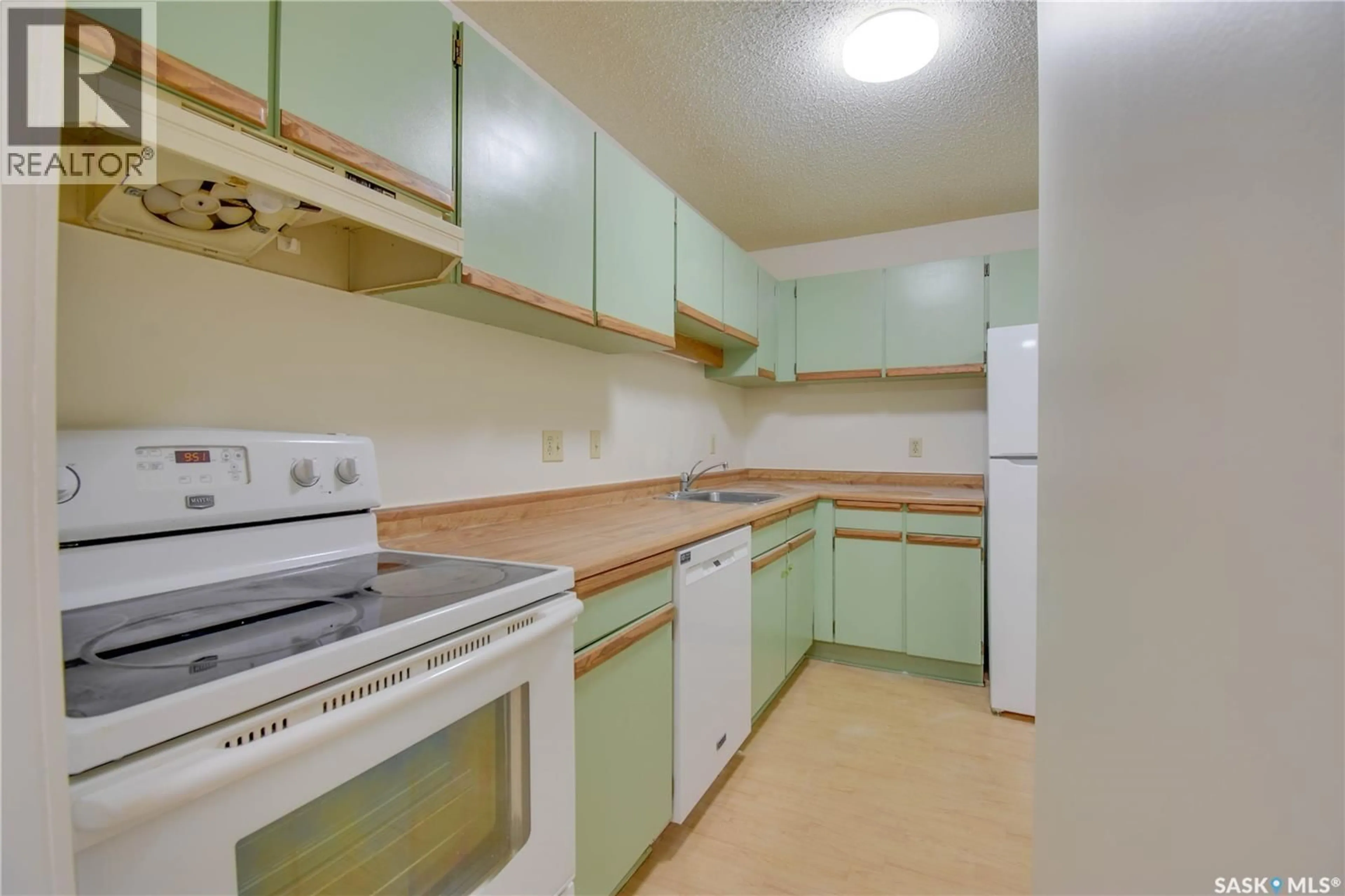 Standard kitchen, unknown for 101 375 KINGSMERE BOULEVARD, Saskatoon Saskatchewan S7J4J6