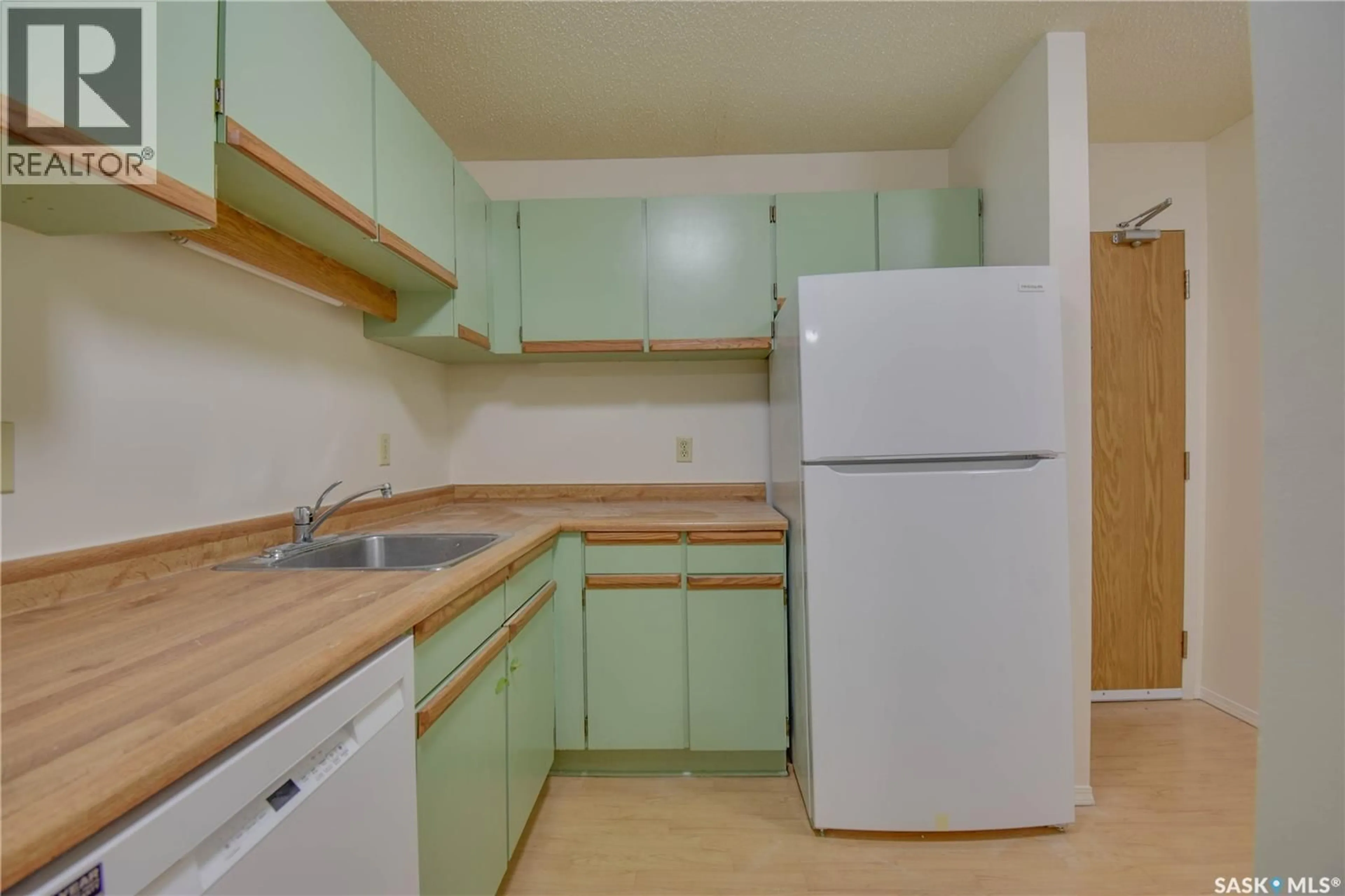 Standard kitchen, unknown for 101 375 KINGSMERE BOULEVARD, Saskatoon Saskatchewan S7J4J6