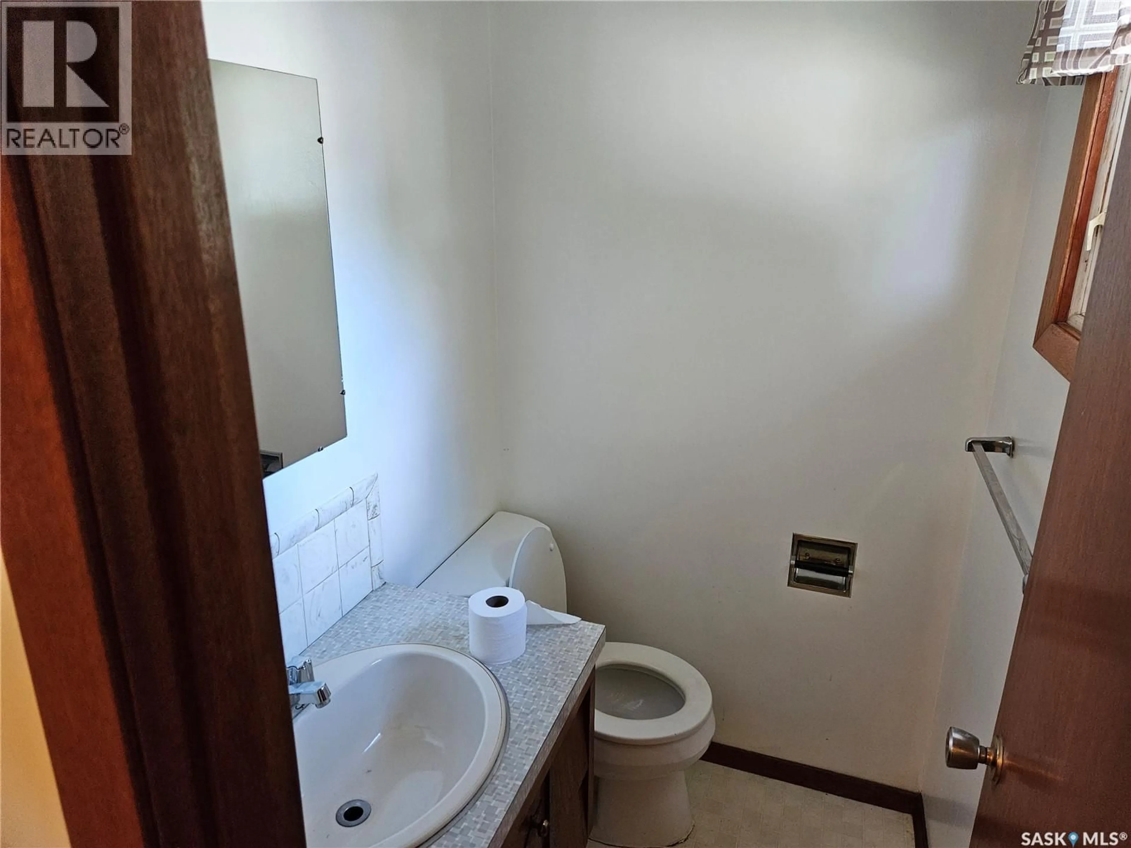 Standard bathroom, floor is not visible for 1311 ROTHWELL STREET, Regina Saskatchewan S4N2B2