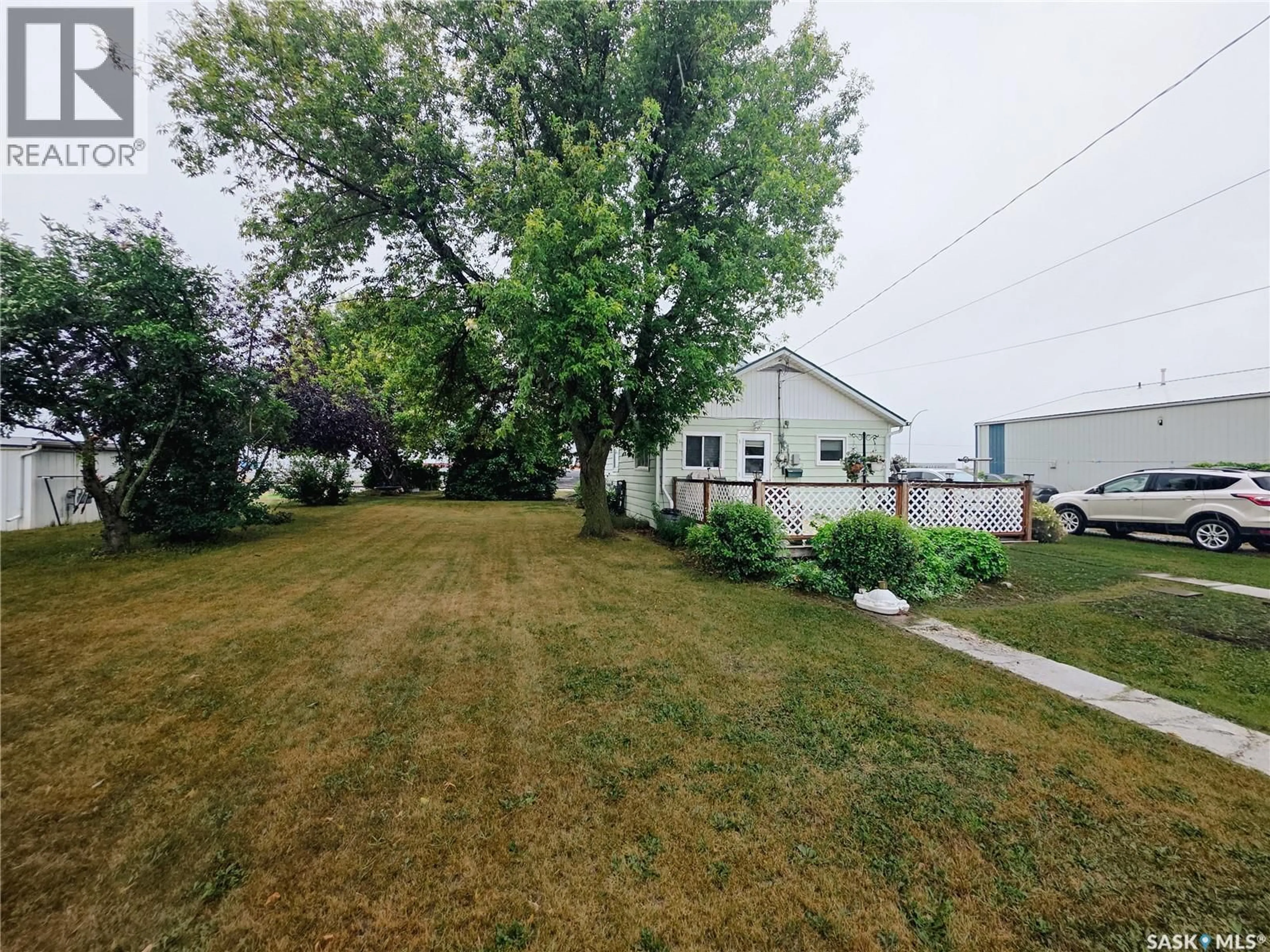A pic from outside/outdoor area/front of a property/back of a property/a pic from drone, street for 424 1ST AVENUE, Melville Saskatchewan S0A2P0