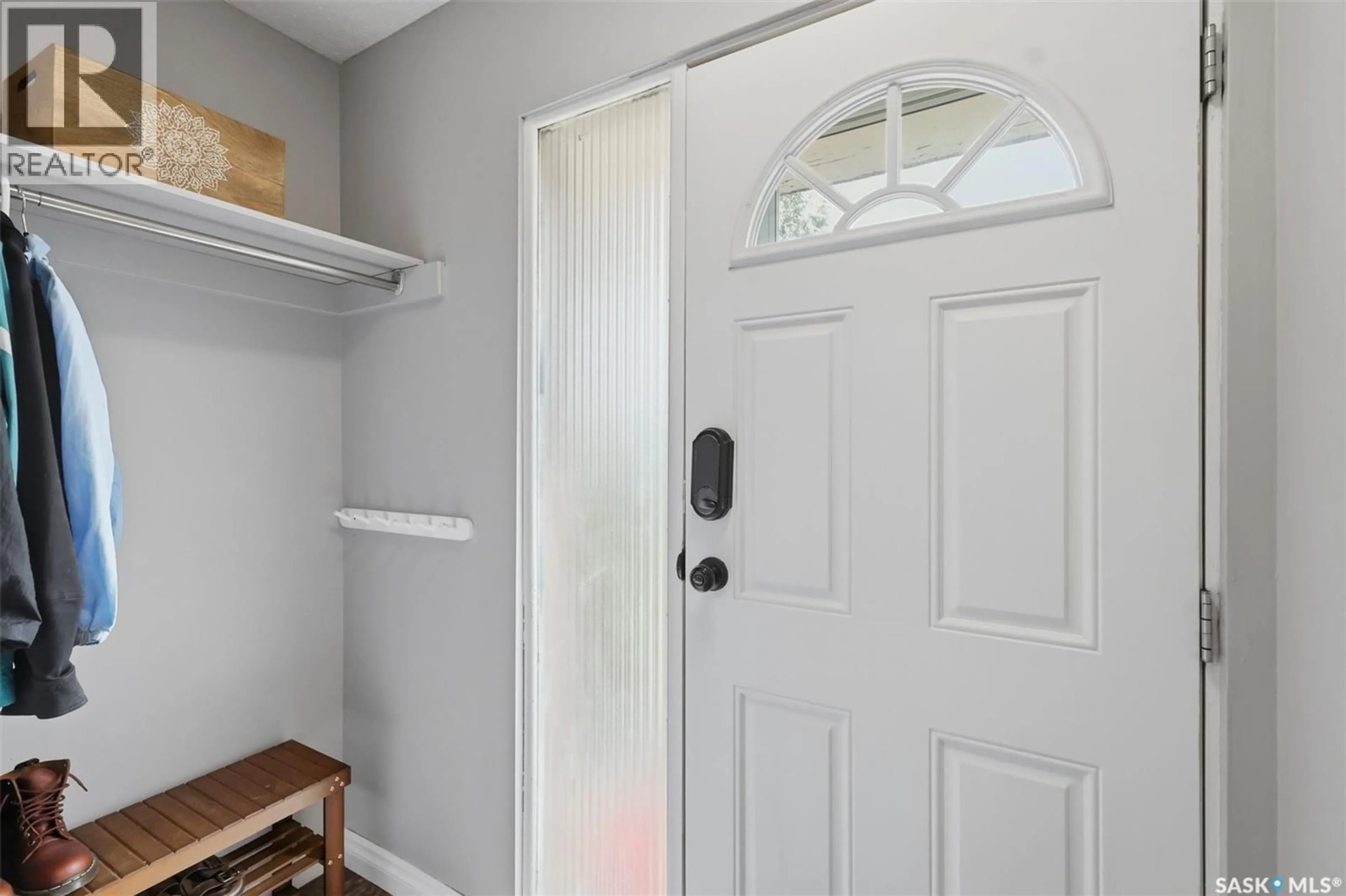 Indoor entryway for 58 120 ACADIA DRIVE, Saskatoon Saskatchewan S7H3V2