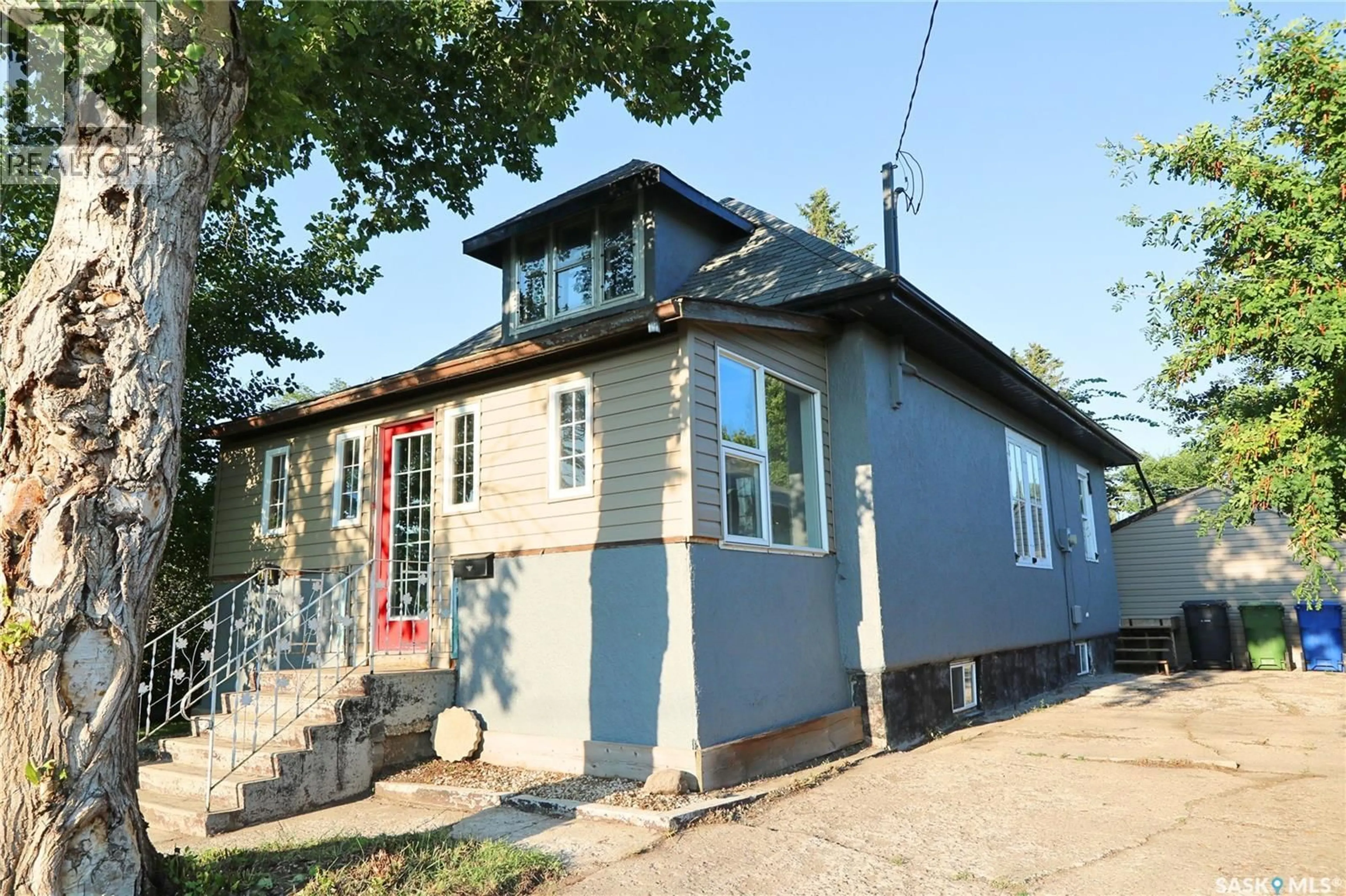 Home with vinyl exterior material, street for 209 MYRTLE AVENUE, Yorkton Saskatchewan S3N1R3