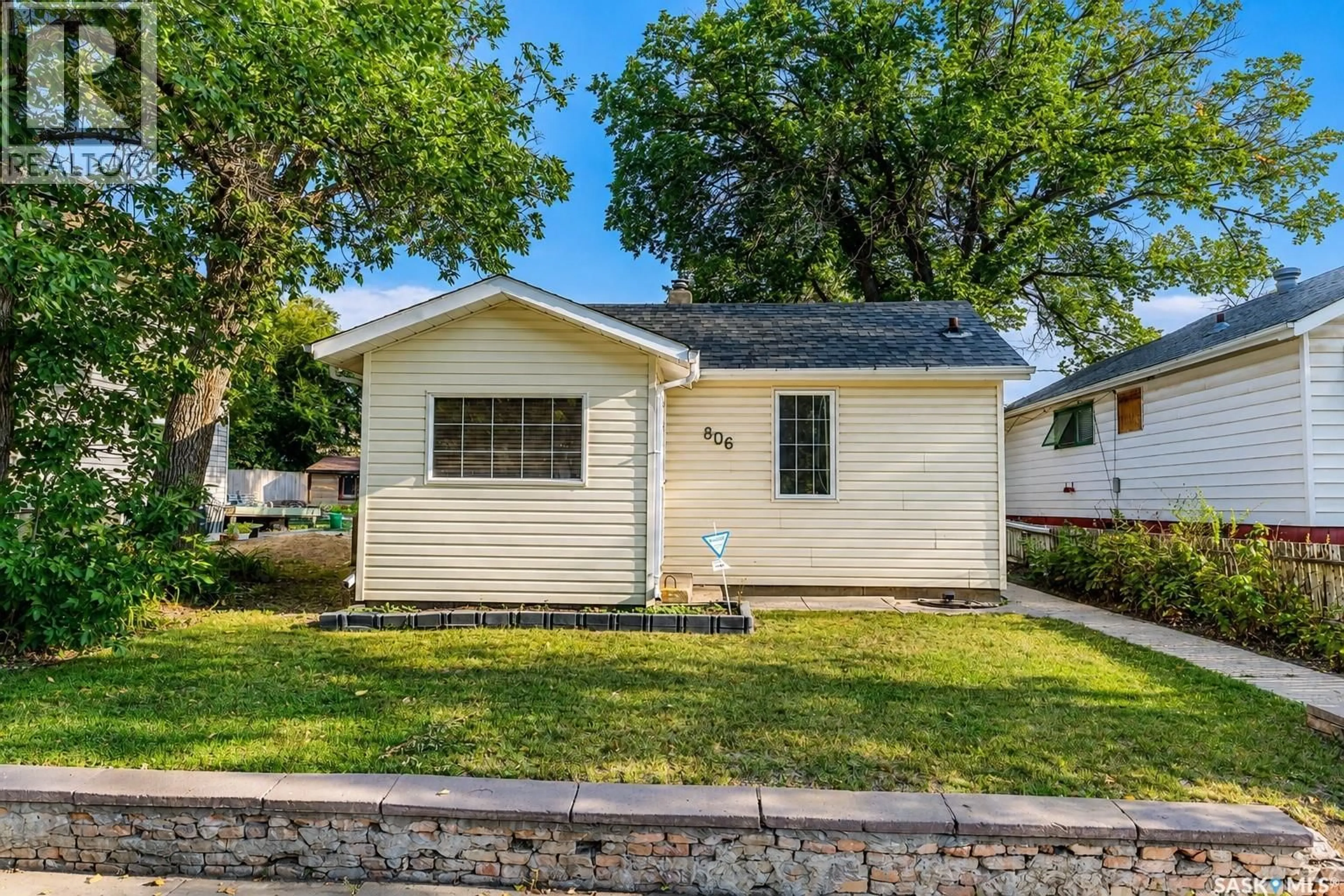 Home with vinyl exterior material, street for 806 STADACONA STREET, Moose Jaw Saskatchewan S6H2A6