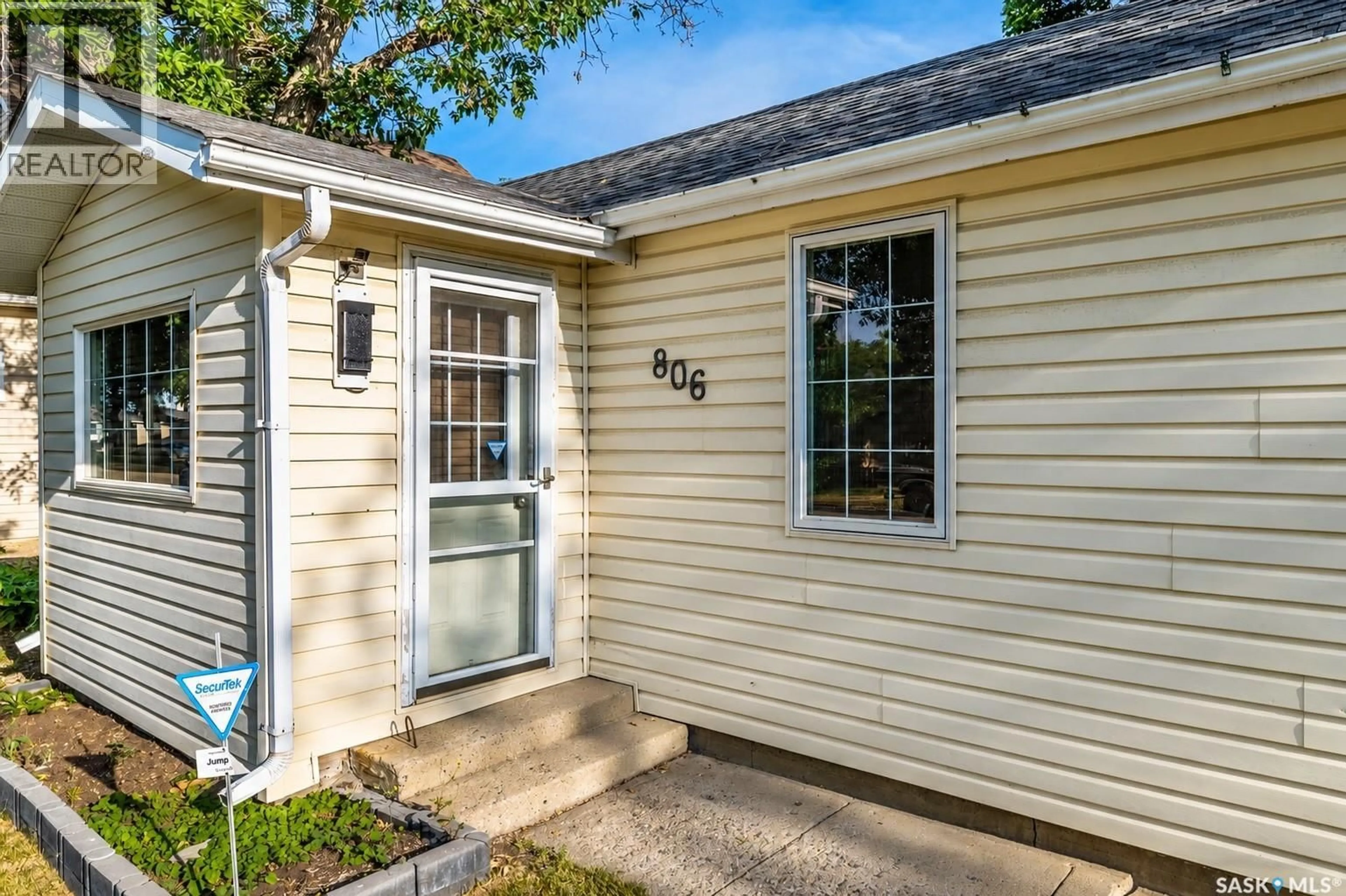 Home with vinyl exterior material, street for 806 STADACONA STREET, Moose Jaw Saskatchewan S6H2A6