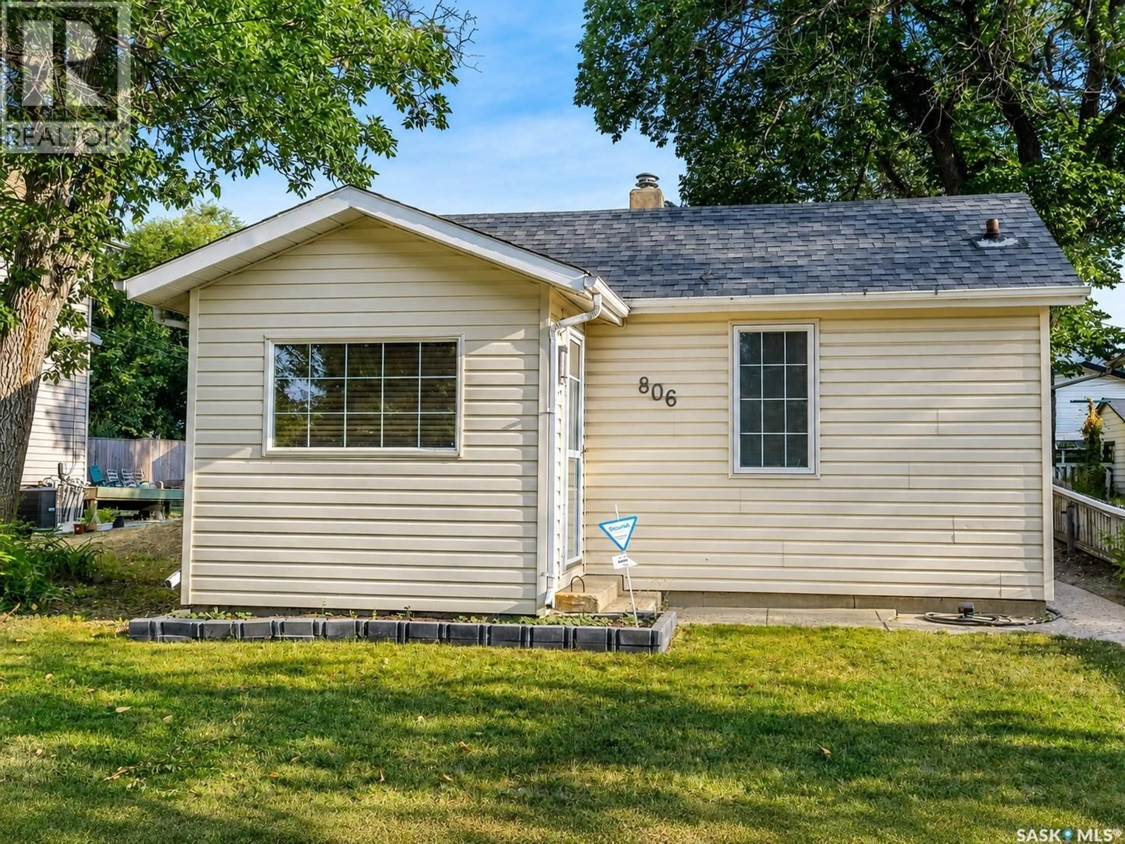Home with vinyl exterior material, street for 806 STADACONA STREET, Moose Jaw Saskatchewan S6H2A6