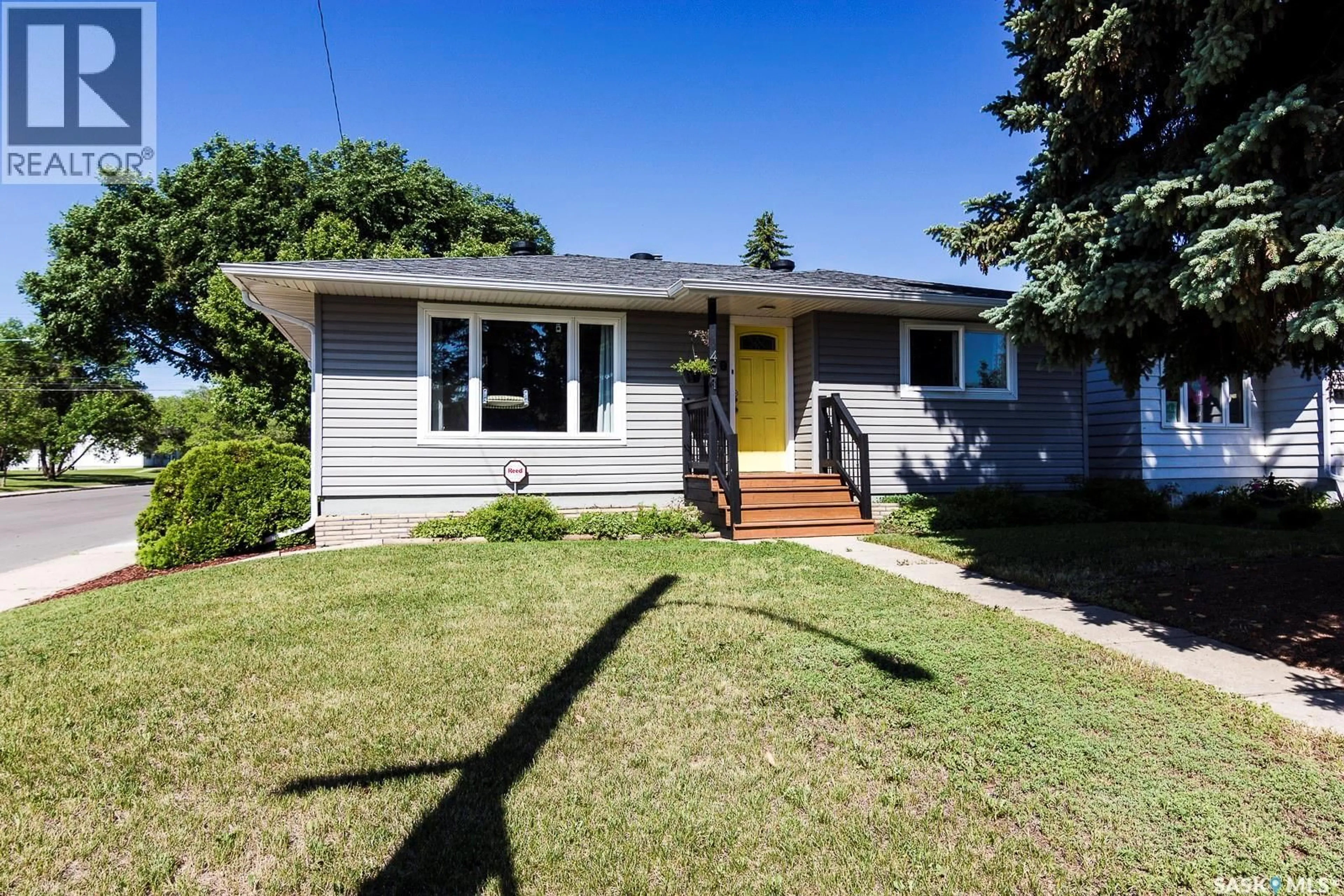 Home with vinyl exterior material, street for 401 R AVENUE, Saskatoon Saskatchewan S7L2Y8