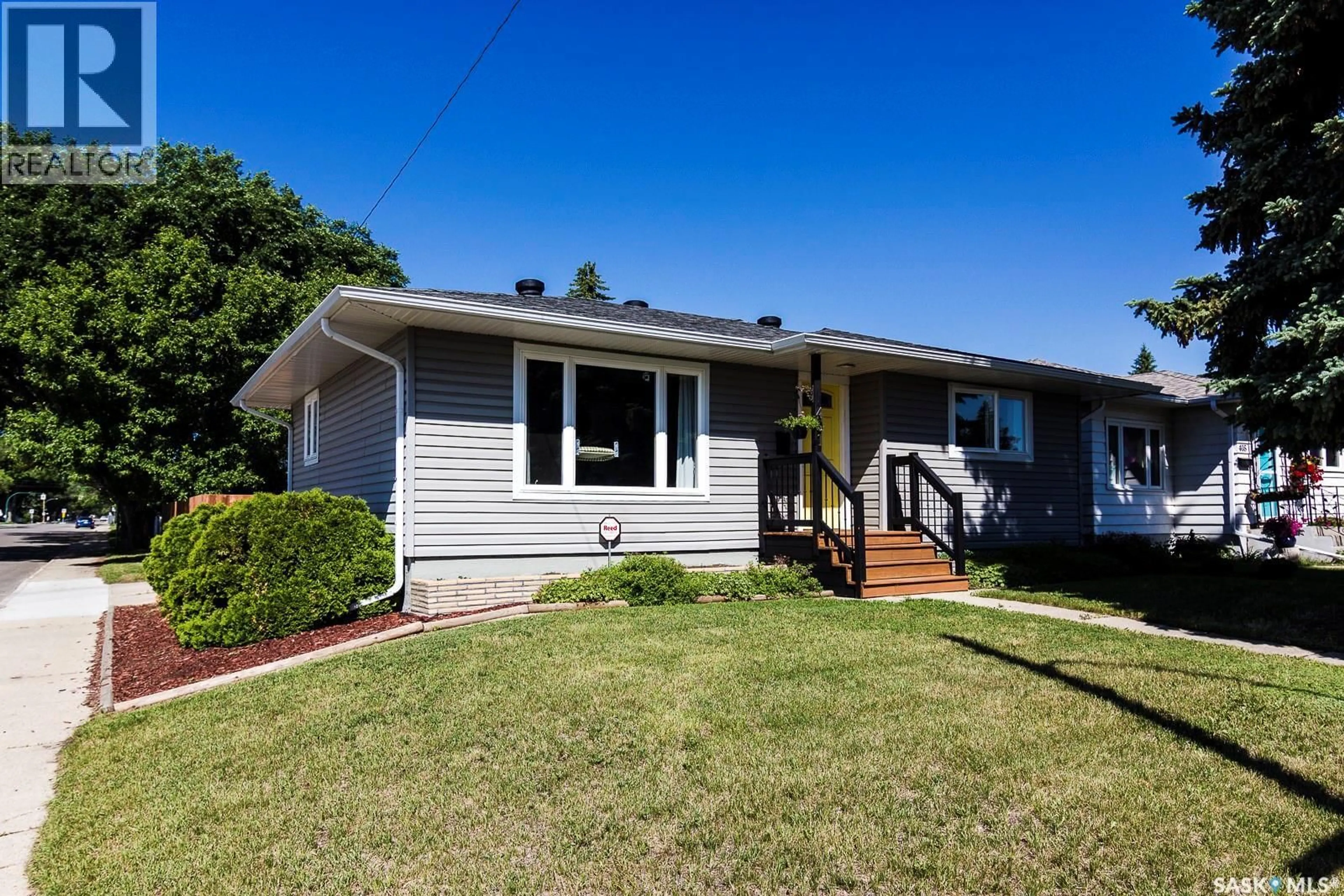 Home with vinyl exterior material, street for 401 R AVENUE, Saskatoon Saskatchewan S7L2Y8