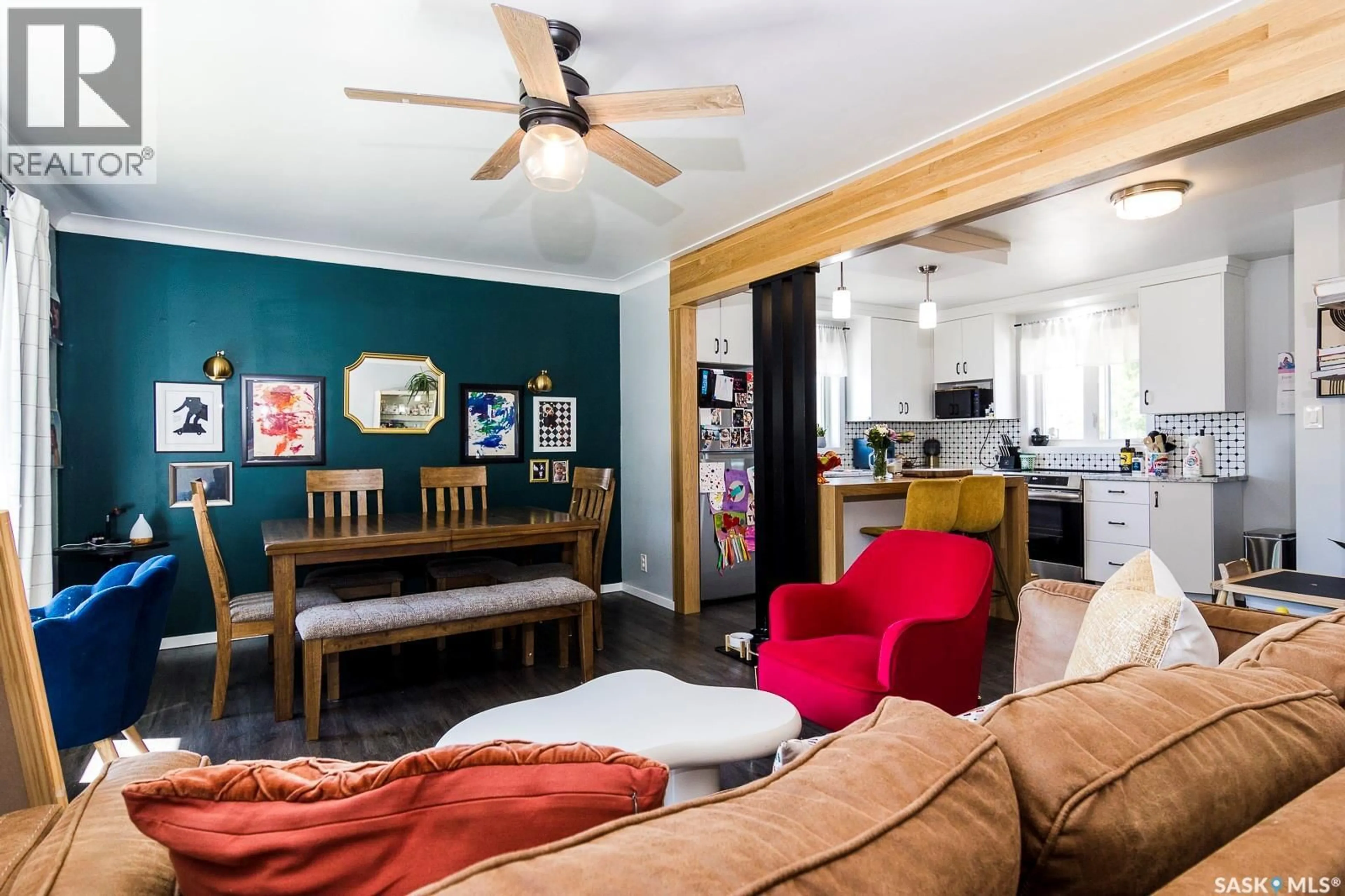 Living room with furniture, wood/laminate floor for 401 R AVENUE, Saskatoon Saskatchewan S7L2Y8