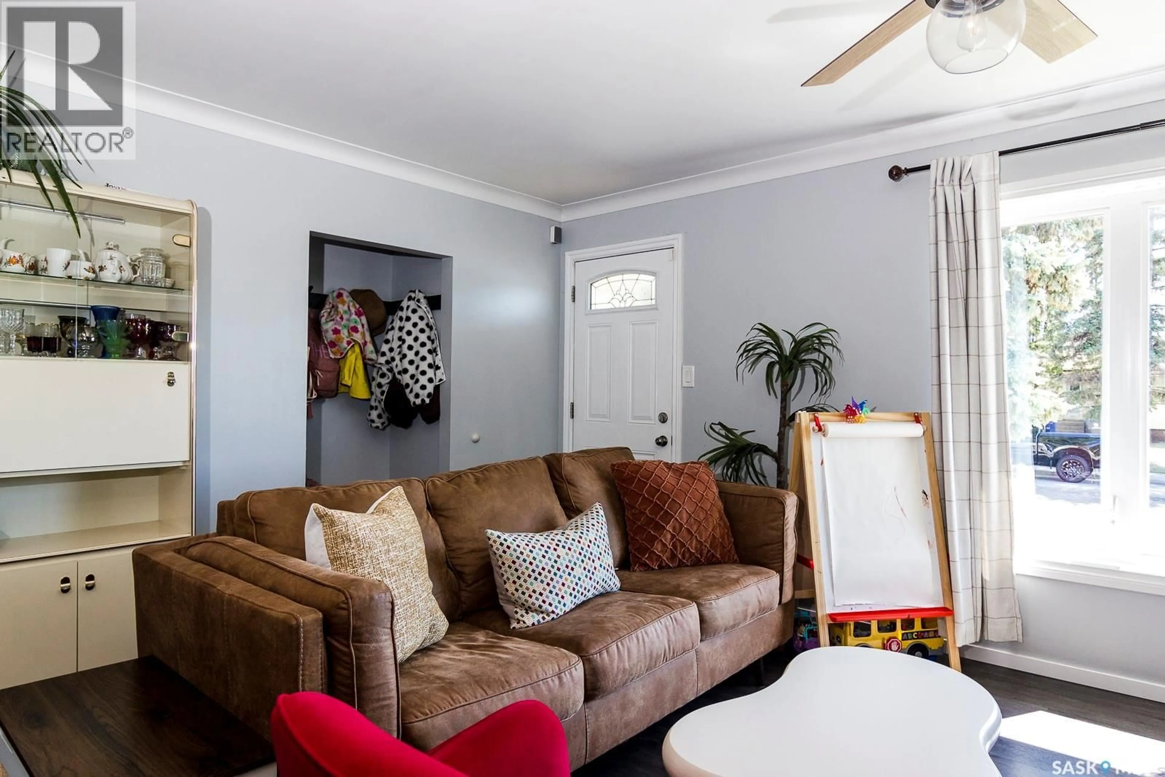 Living room with furniture, unknown for 401 R AVENUE, Saskatoon Saskatchewan S7L2Y8