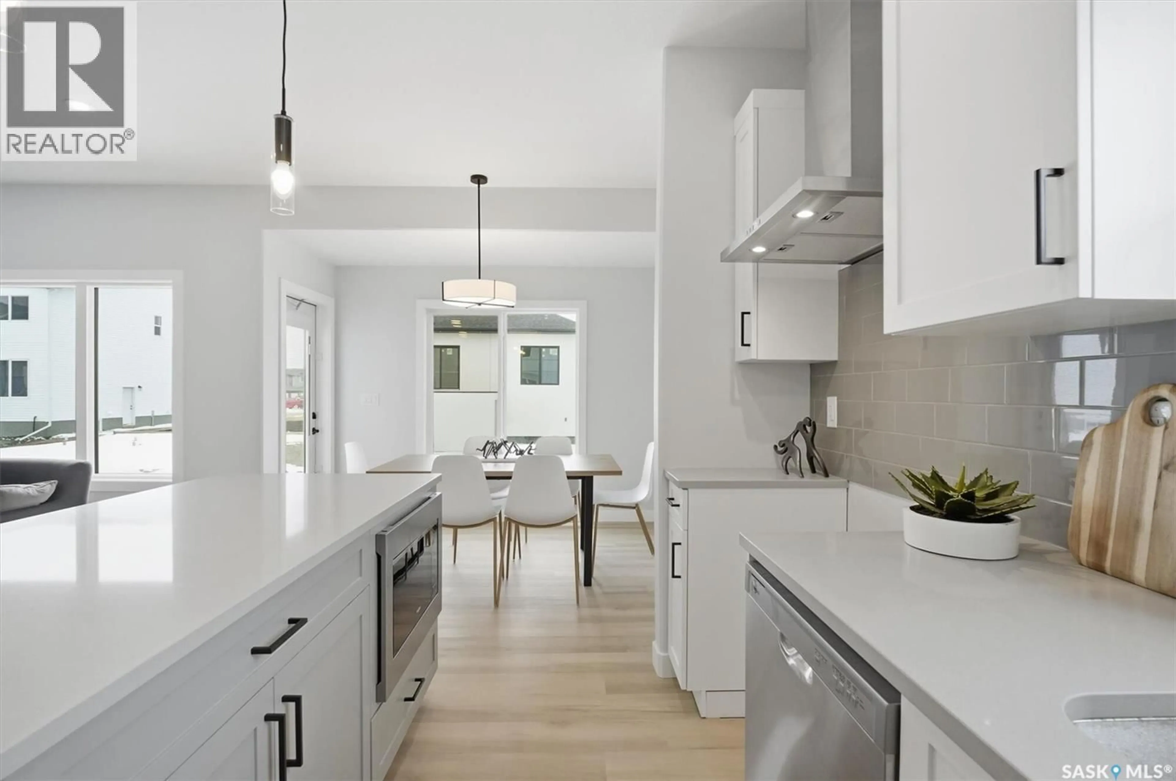 Contemporary kitchen, unknown for 1238 YUEL WAY, Saskatoon Saskatchewan S7V0S1