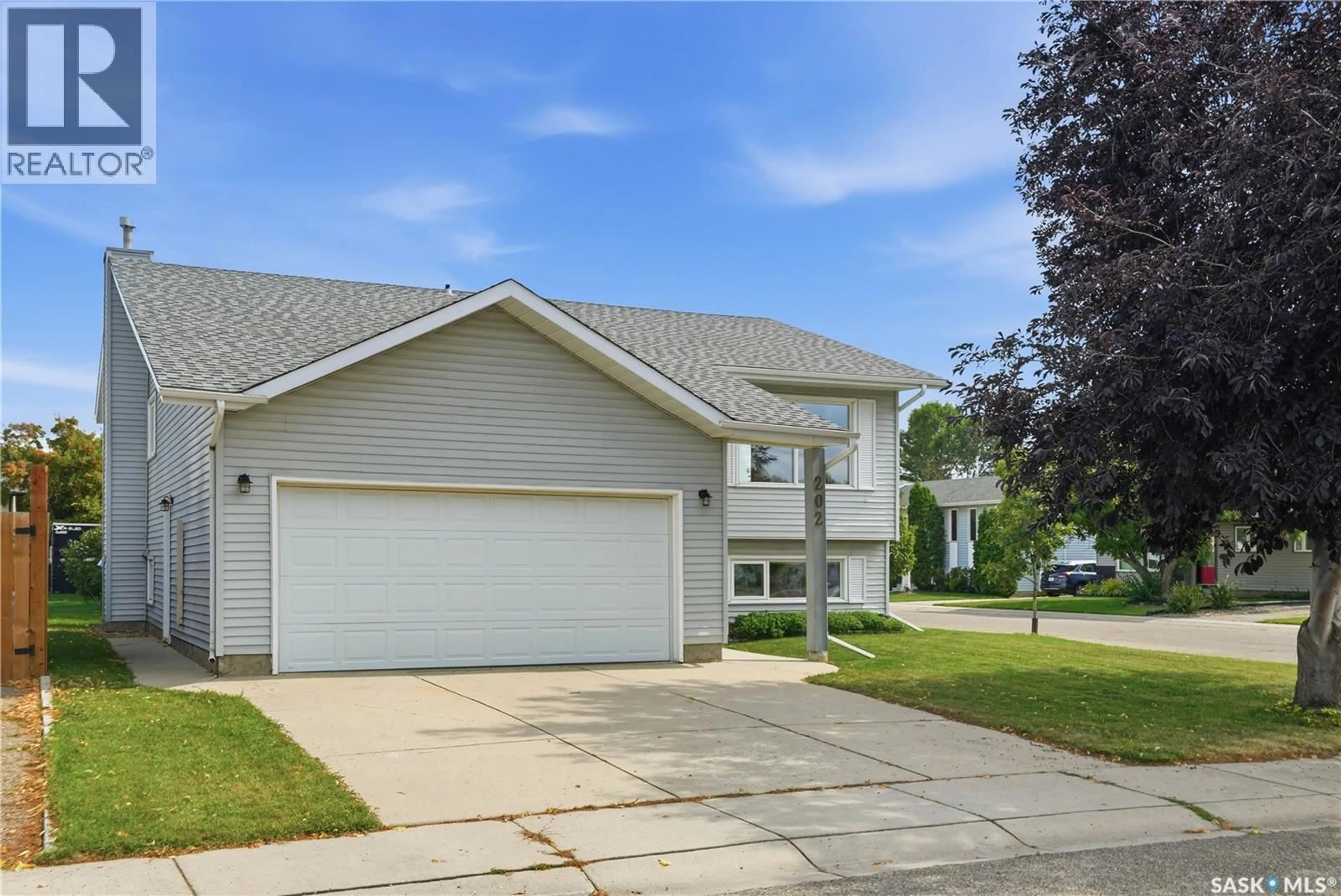 Home with vinyl exterior material, street for 202 STACEY COURT, Saskatoon Saskatchewan S7L7A7