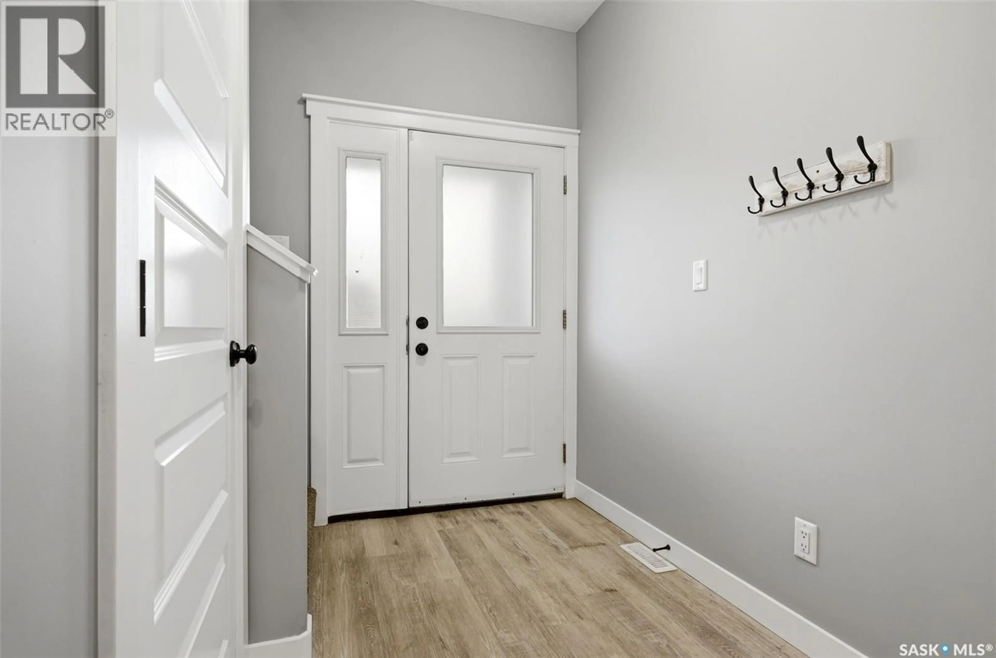 Indoor entryway for 5 3960 7TH AVENUE, Regina Saskatchewan S4N7L9