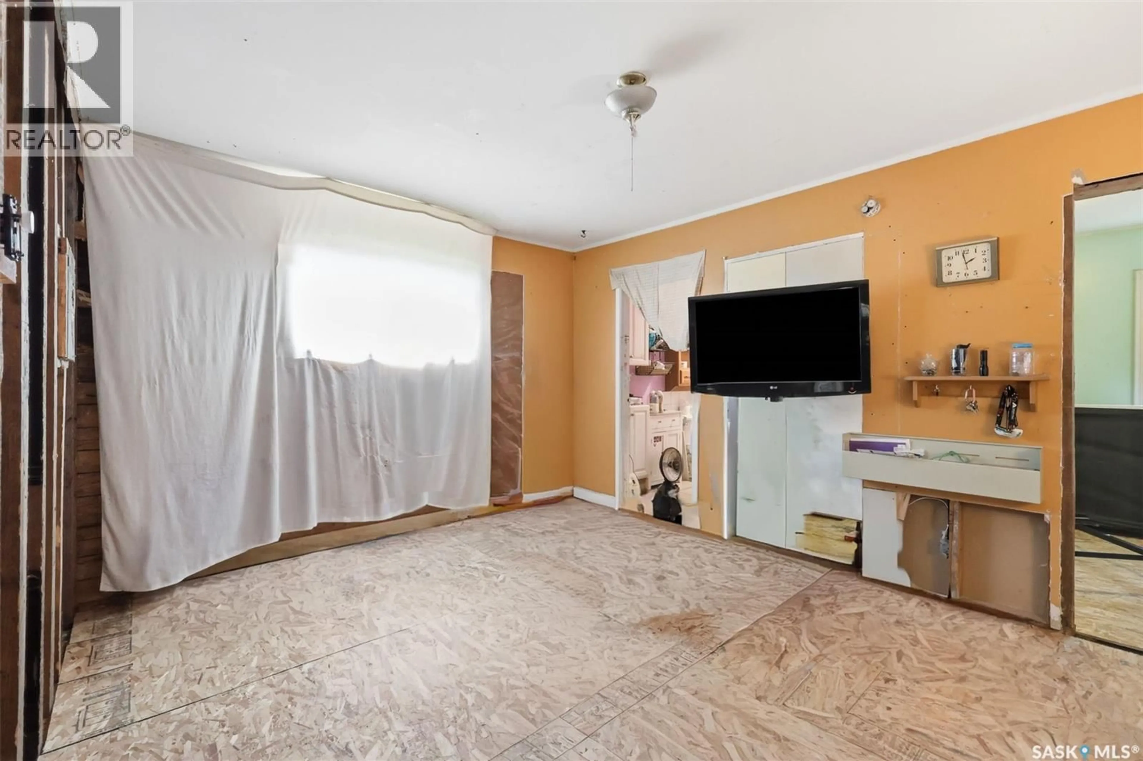 A pic of a room for 450 Y AVENUE, Saskatoon Saskatchewan S7M3J9