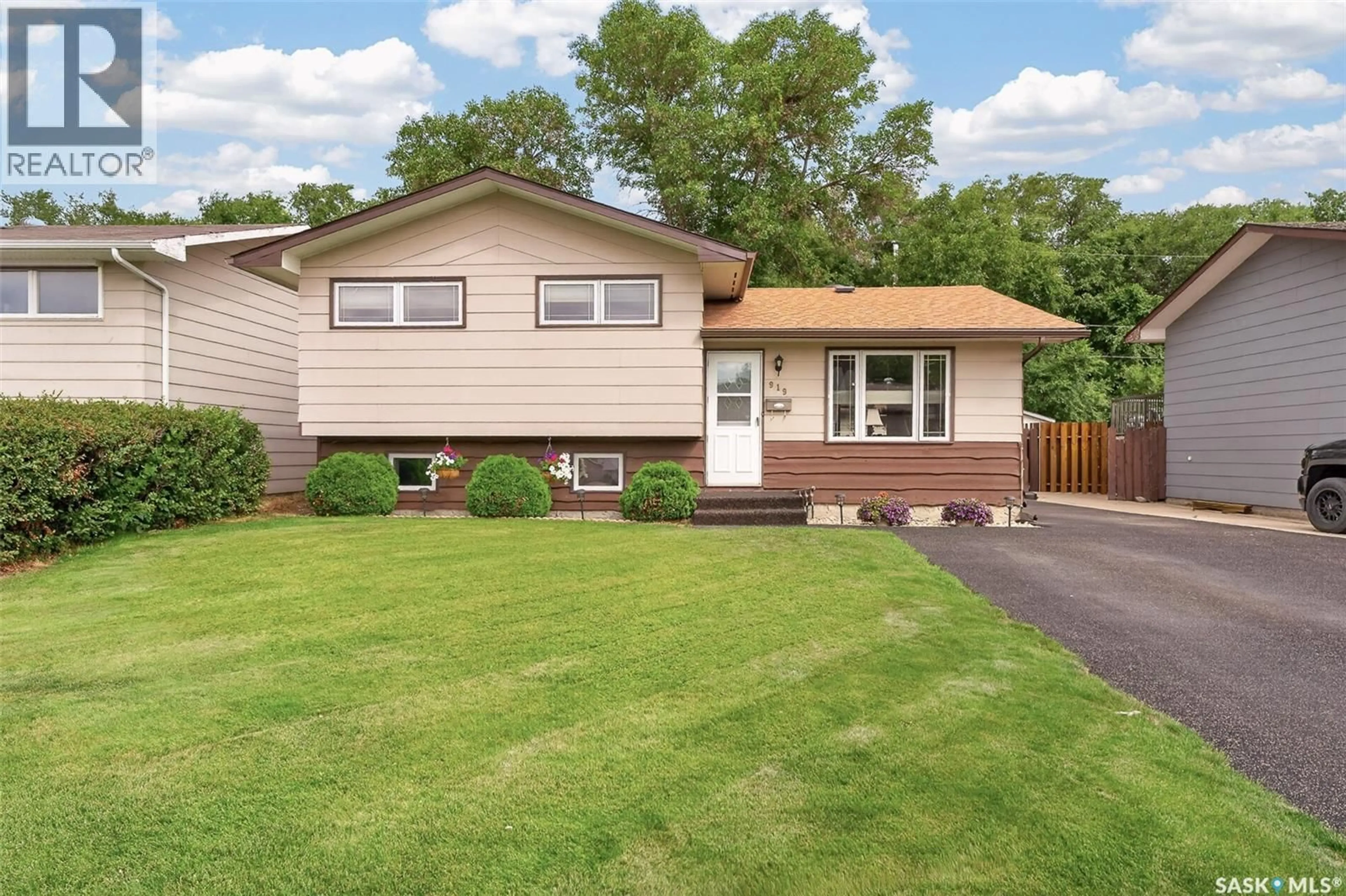 Home with vinyl exterior material, street for 919 HOLDSWORTH CRESCENT, Moose Jaw Saskatchewan S6H6T8