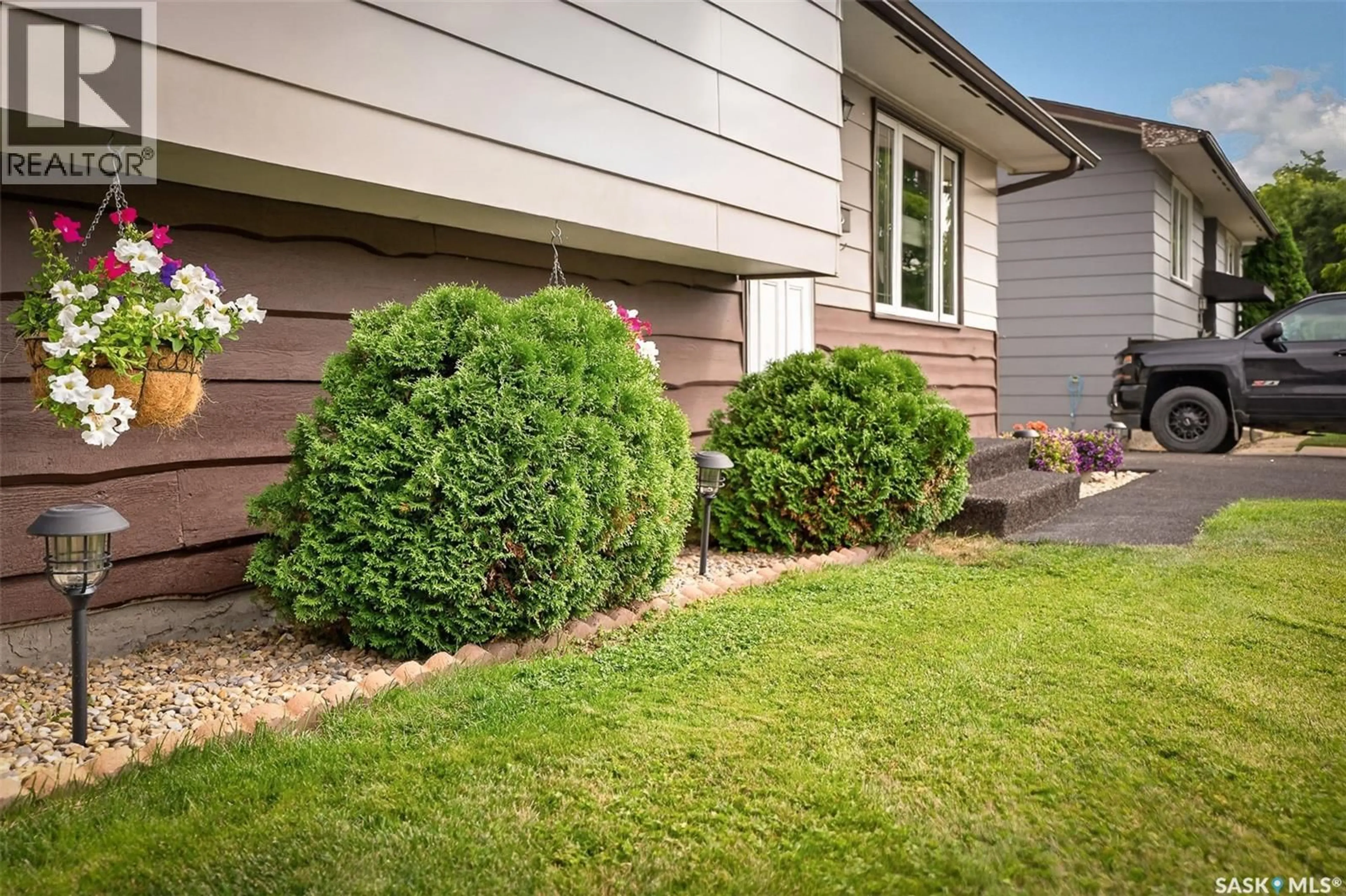 Home with vinyl exterior material, street for 919 HOLDSWORTH CRESCENT, Moose Jaw Saskatchewan S6H6T8